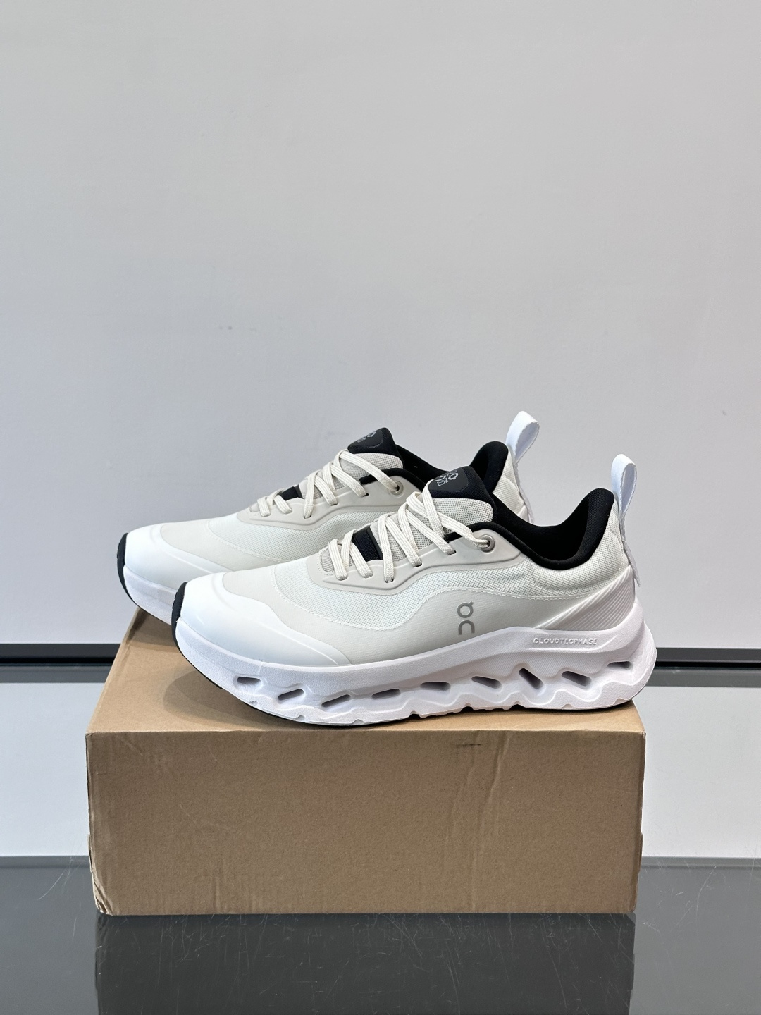 On昂跑 x Loewe联名2.0运动鞋​​👟On昂跑和Loewe联名的Cloudboom 2.0运动鞋