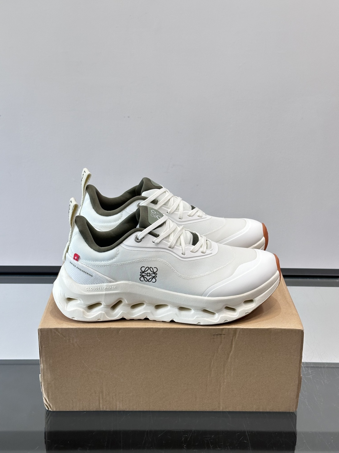 On昂跑 x Loewe联名2.0运动鞋​​👟On昂跑和Loewe联名的Cloudboom 2.0运动鞋