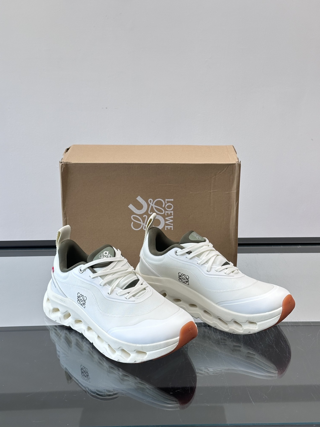 On昂跑 x Loewe联名2.0运动鞋​​👟On昂跑和Loewe联名的Cloudboom 2.0运动鞋