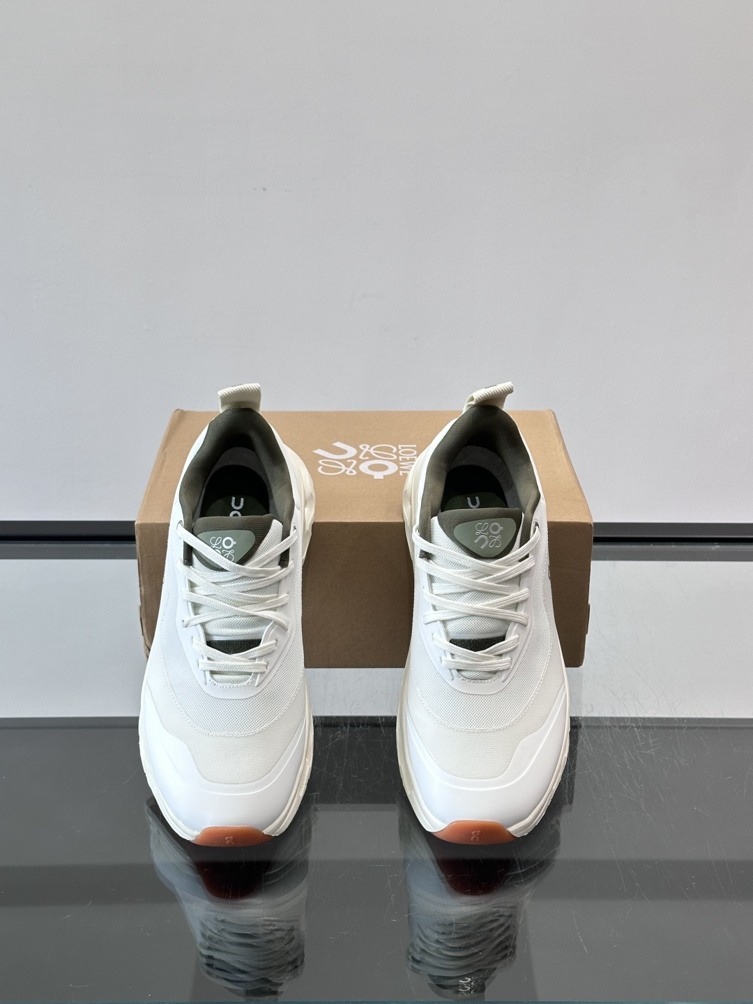 On昂跑 x Loewe联名2.0运动鞋​​👟On昂跑和Loewe联名的Cloudboom 2.0运动鞋