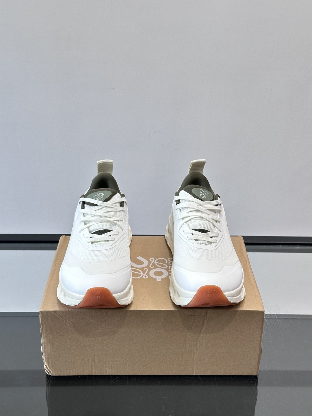 On昂跑 x Loewe联名2.0运动鞋​​👟On昂跑和Loewe联名的Cloudboom 2.0运动鞋