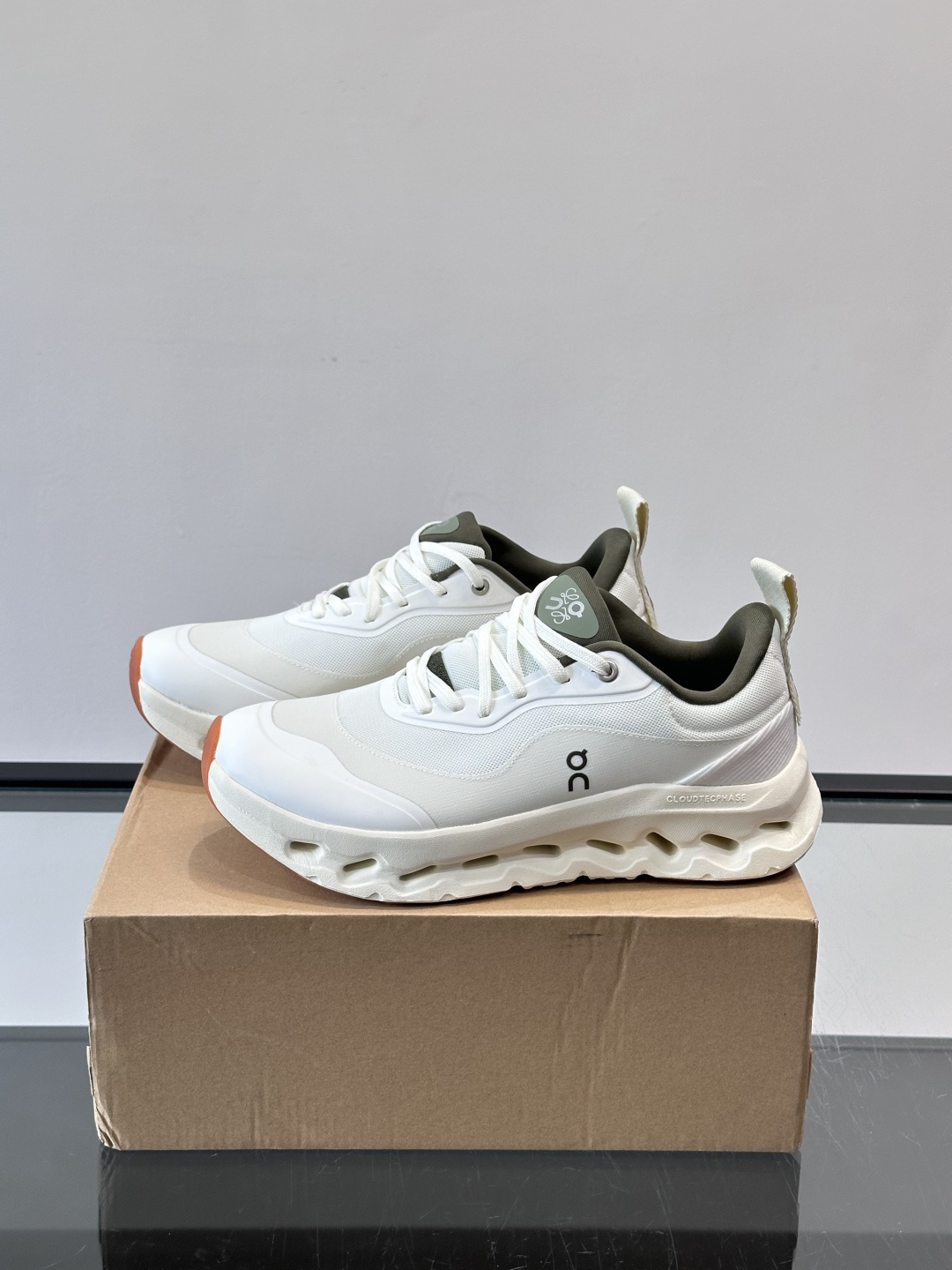 On昂跑 x Loewe联名2.0运动鞋​​👟On昂跑和Loewe联名的Cloudboom 2.0运动鞋
