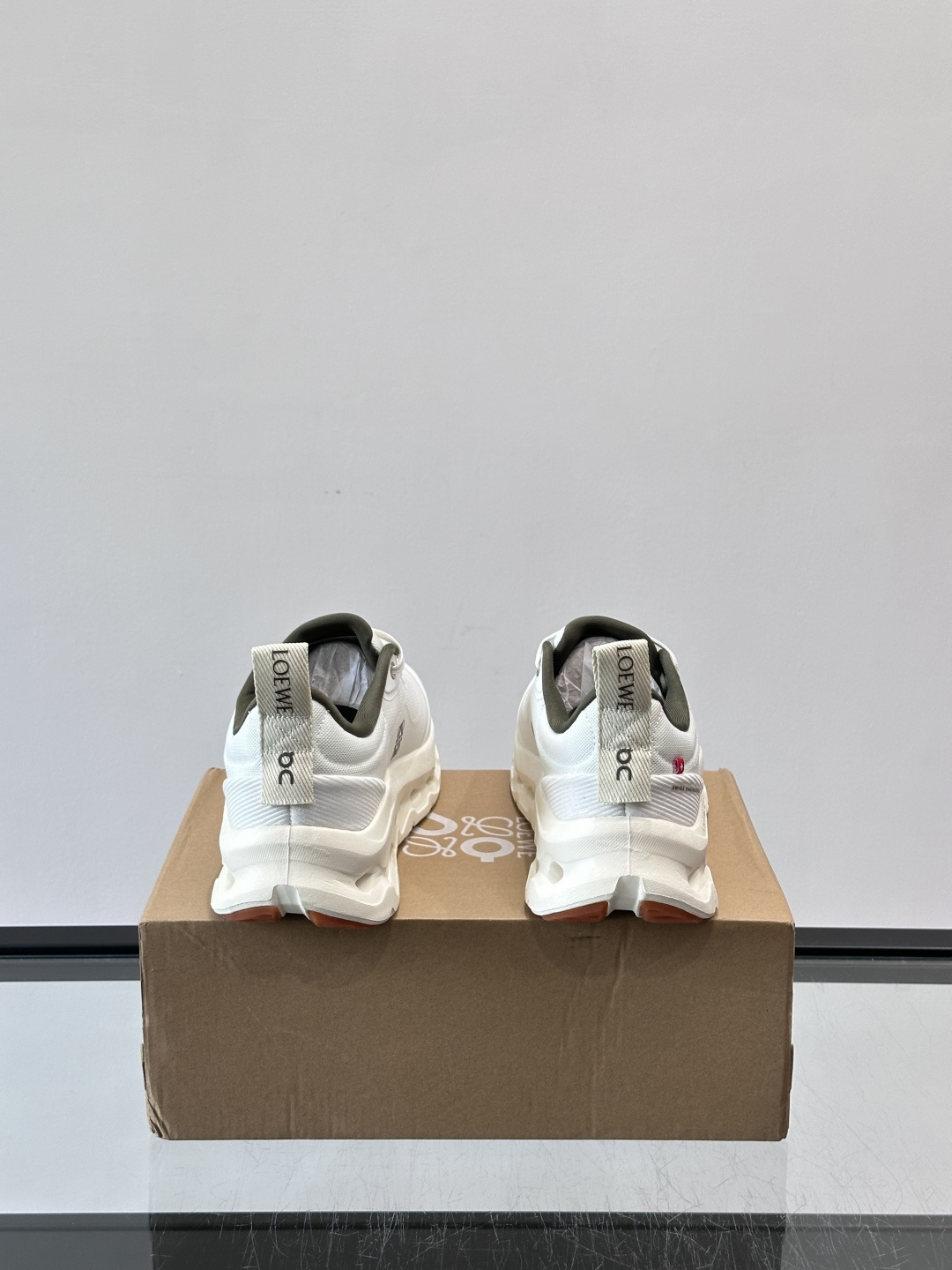 On昂跑 x Loewe联名2.0运动鞋​​👟On昂跑和Loewe联名的Cloudboom 2.0运动鞋