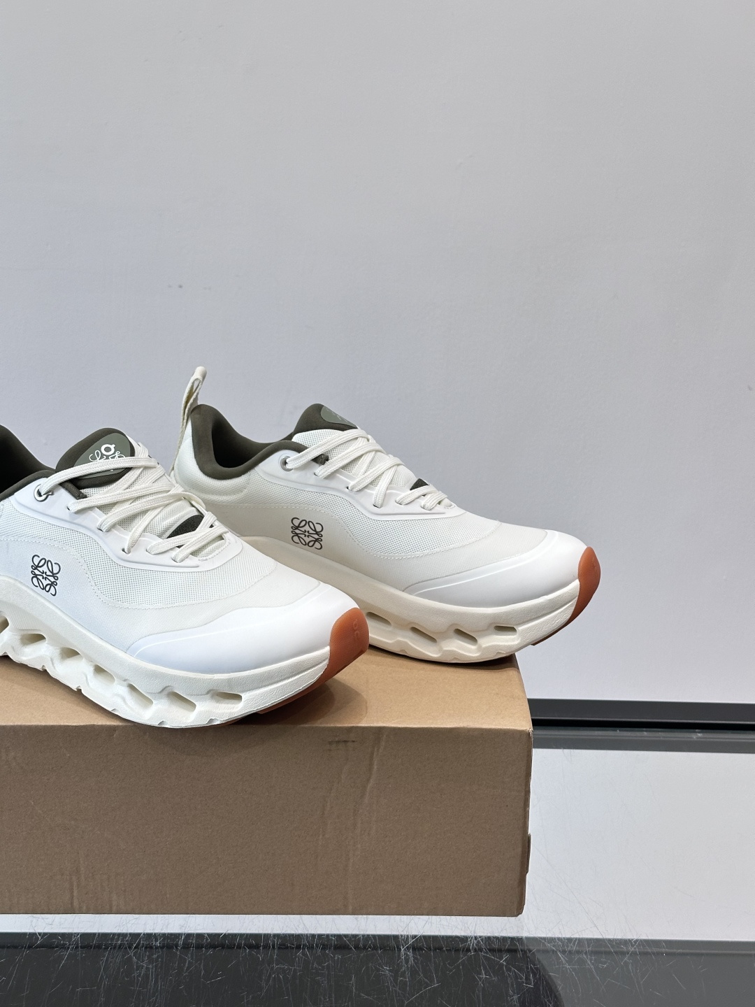 On昂跑 x Loewe联名2.0运动鞋​​👟On昂跑和Loewe联名的Cloudboom 2.0运动鞋