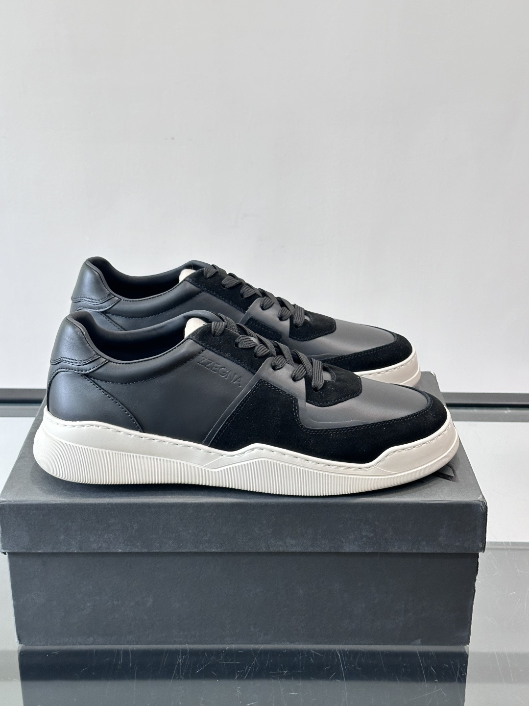 ZEGNA这款低帮男士休闲鞋，皮革➕麂皮拼接，质感层次感满分！鞋面简约，品牌标识低调，日常通勤或休闲都能