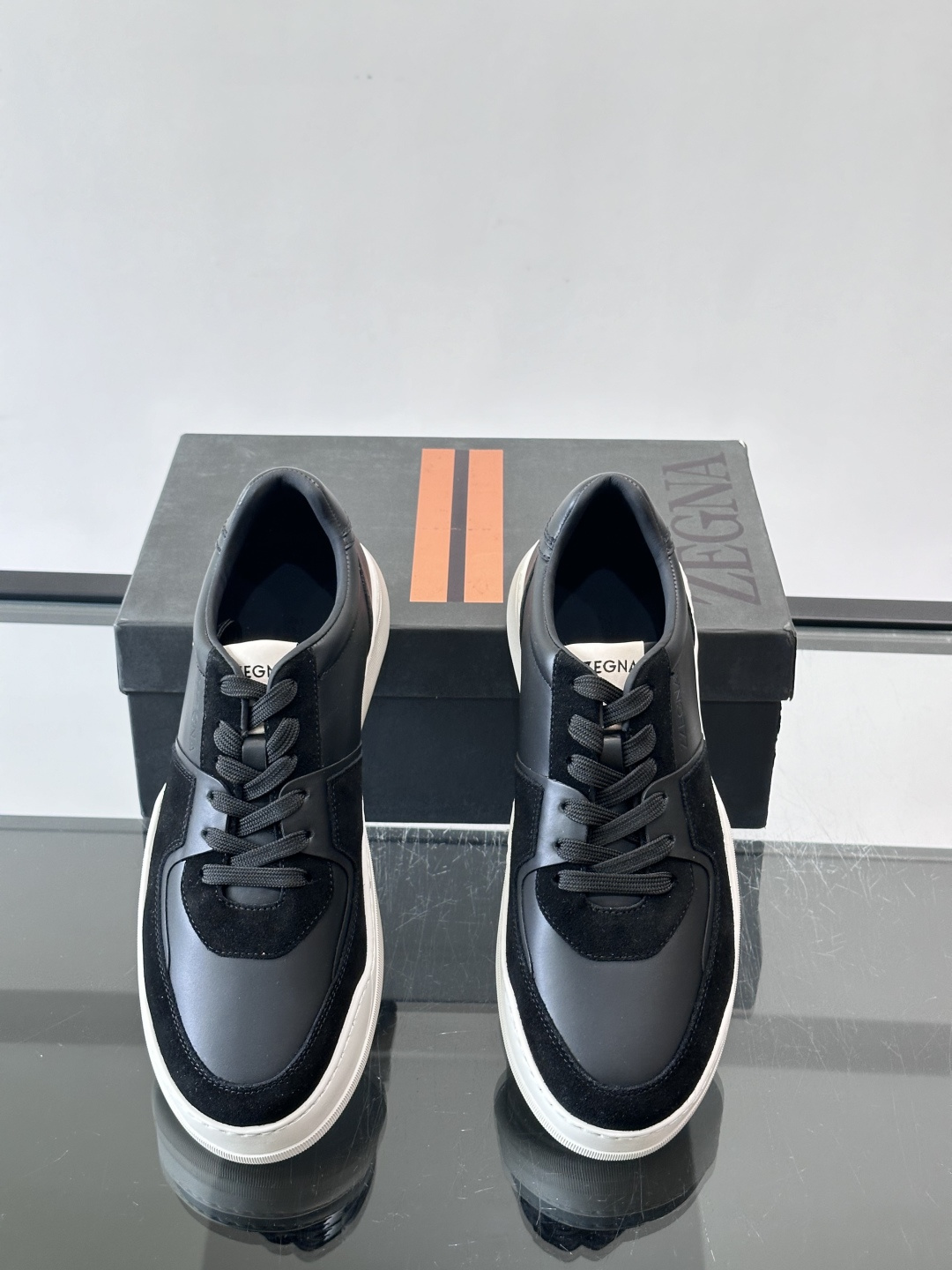 ZEGNA这款低帮男士休闲鞋，皮革➕麂皮拼接，质感层次感满分！鞋面简约，品牌标识低调，日常通勤或休闲都能