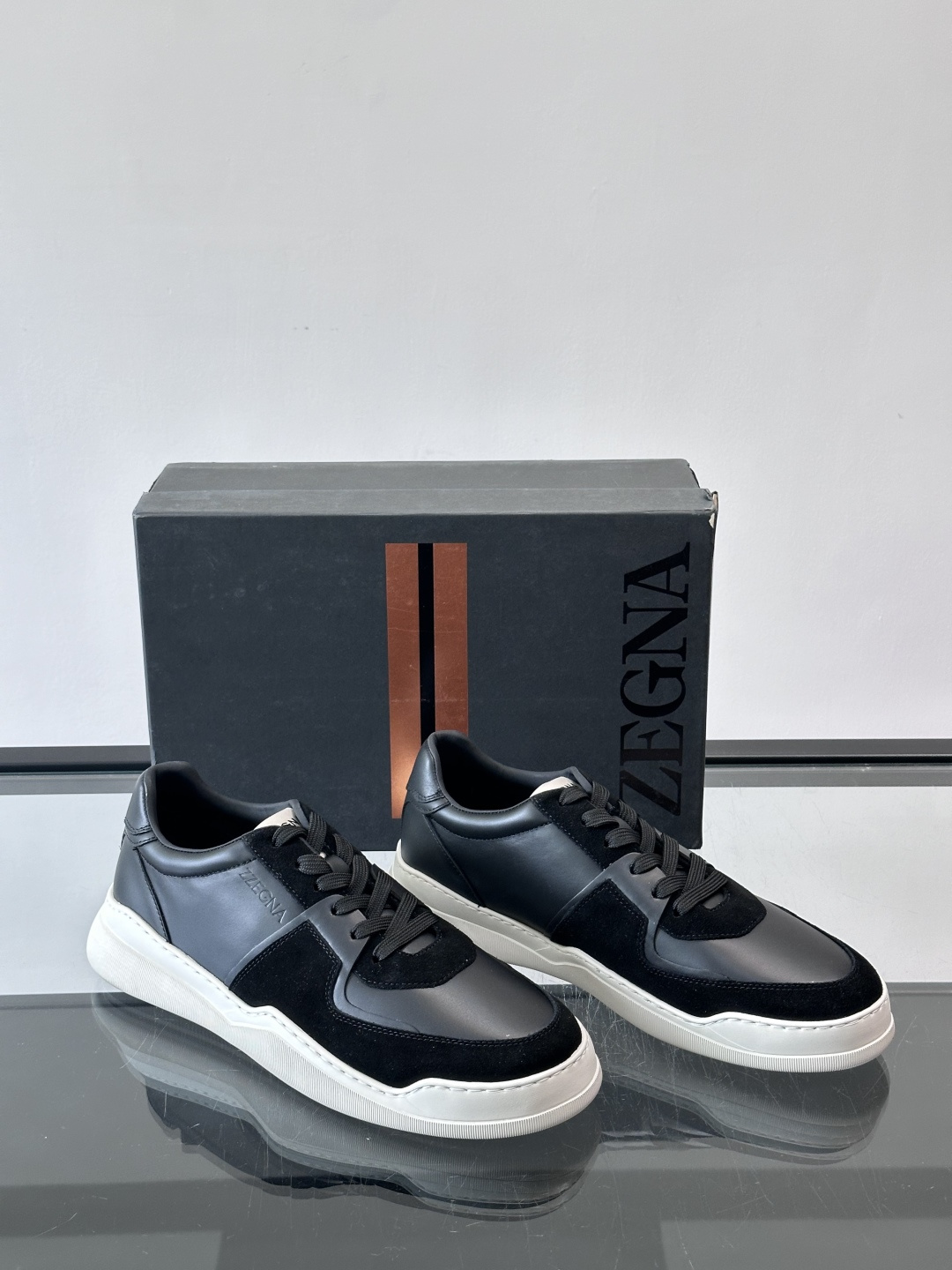 ZEGNA这款低帮男士休闲鞋，皮革➕麂皮拼接，质感层次感满分！鞋面简约，品牌标识低调，日常通勤或休闲都能