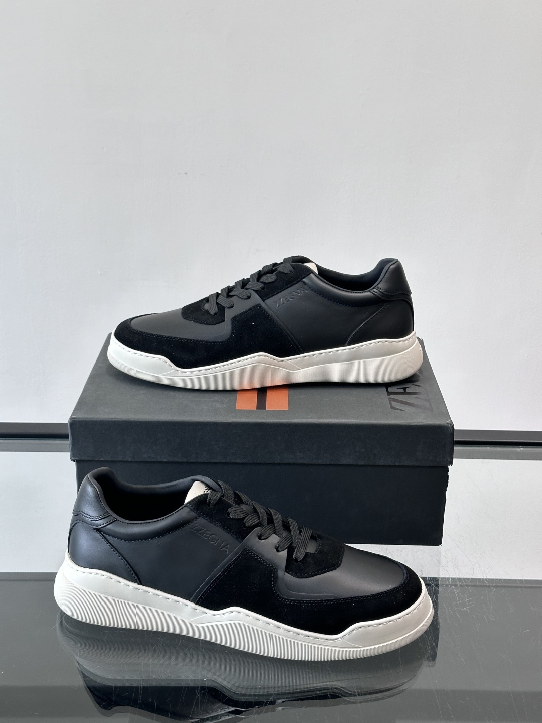 ZEGNA这款低帮男士休闲鞋，皮革➕麂皮拼接，质感层次感满分！鞋面简约，品牌标识低调，日常通勤或休闲都能