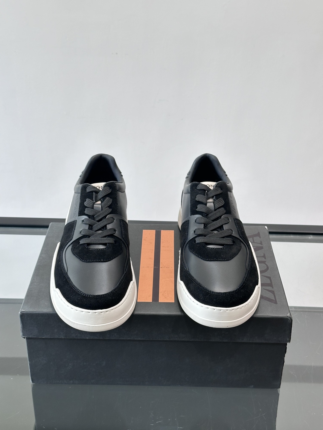 ZEGNA这款低帮男士休闲鞋，皮革➕麂皮拼接，质感层次感满分！鞋面简约，品牌标识低调，日常通勤或休闲都能