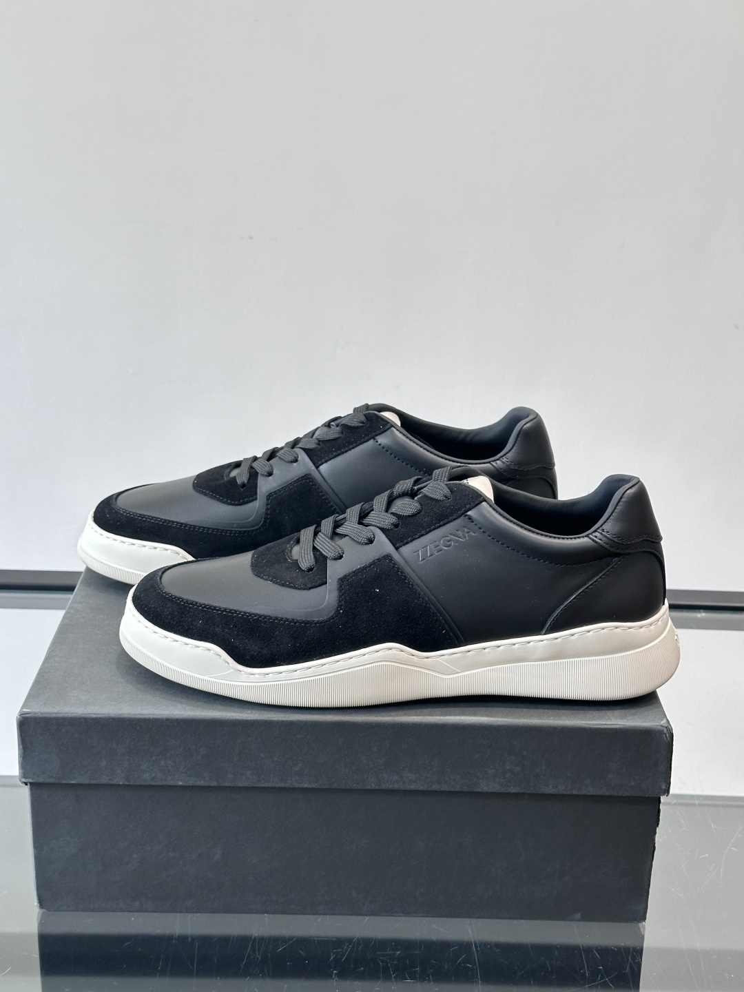 ZEGNA这款低帮男士休闲鞋，皮革➕麂皮拼接，质感层次感满分！鞋面简约，品牌标识低调，日常通勤或休闲都能