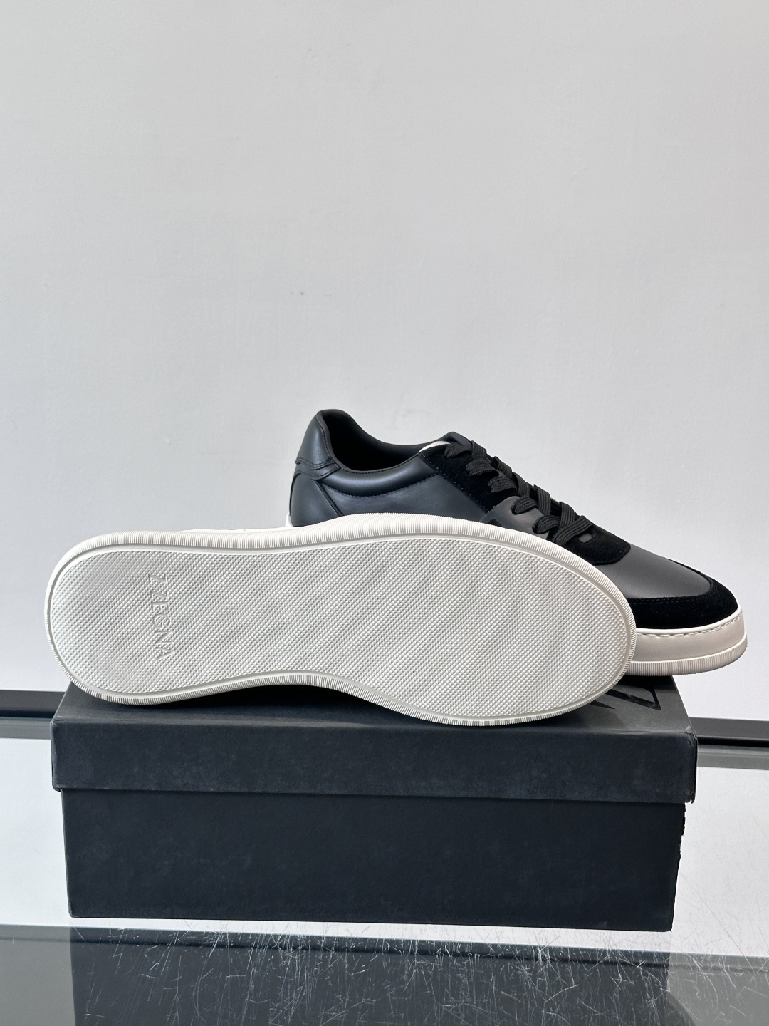 ZEGNA这款低帮男士休闲鞋，皮革➕麂皮拼接，质感层次感满分！鞋面简约，品牌标识低调，日常通勤或休闲都能