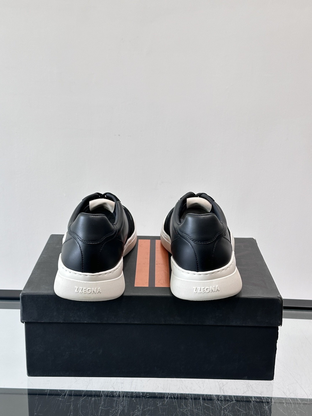 ZEGNA这款低帮男士休闲鞋，皮革➕麂皮拼接，质感层次感满分！鞋面简约，品牌标识低调，日常通勤或休闲都能