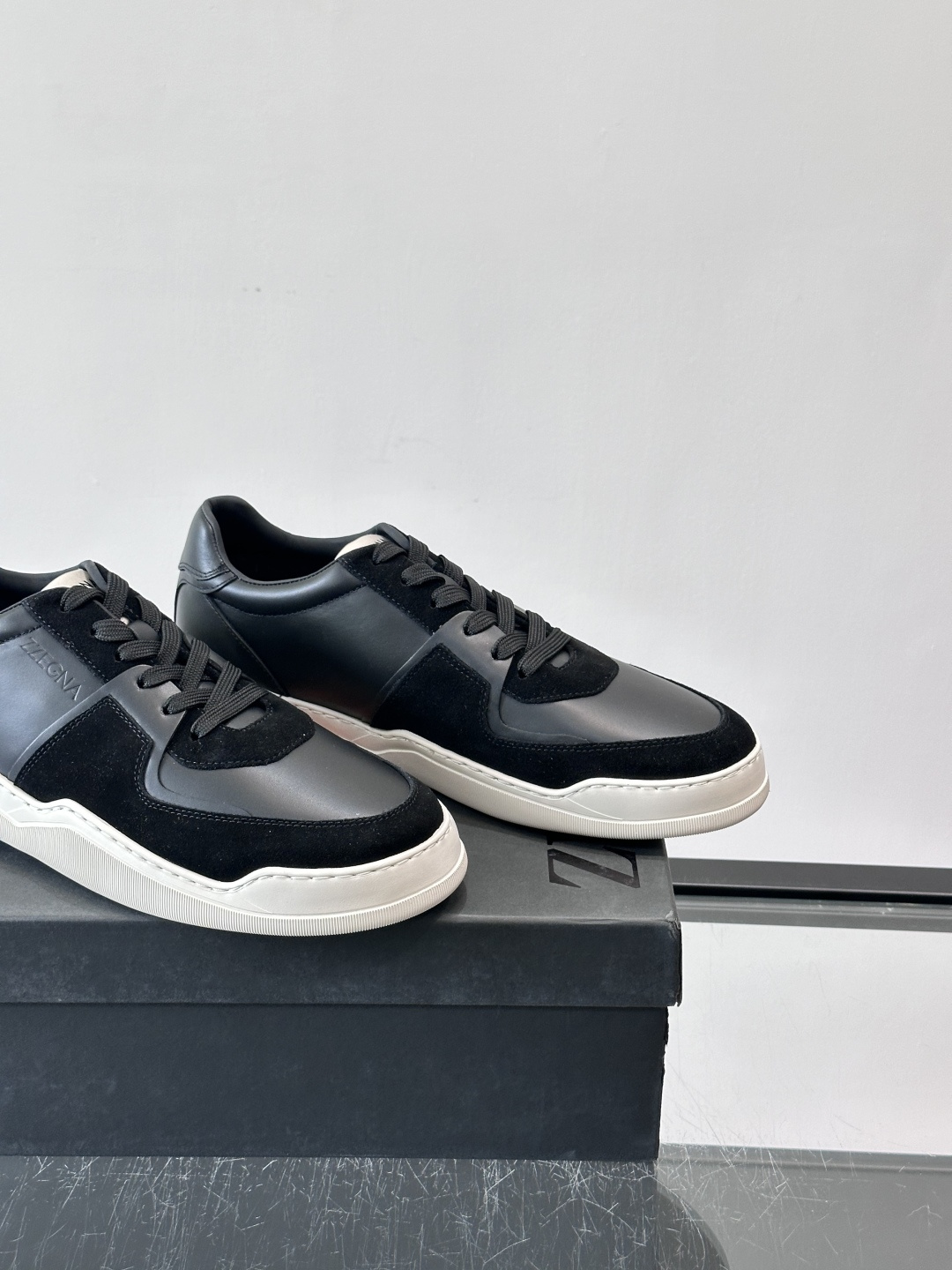 ZEGNA这款低帮男士休闲鞋，皮革➕麂皮拼接，质感层次感满分！鞋面简约，品牌标识低调，日常通勤或休闲都能