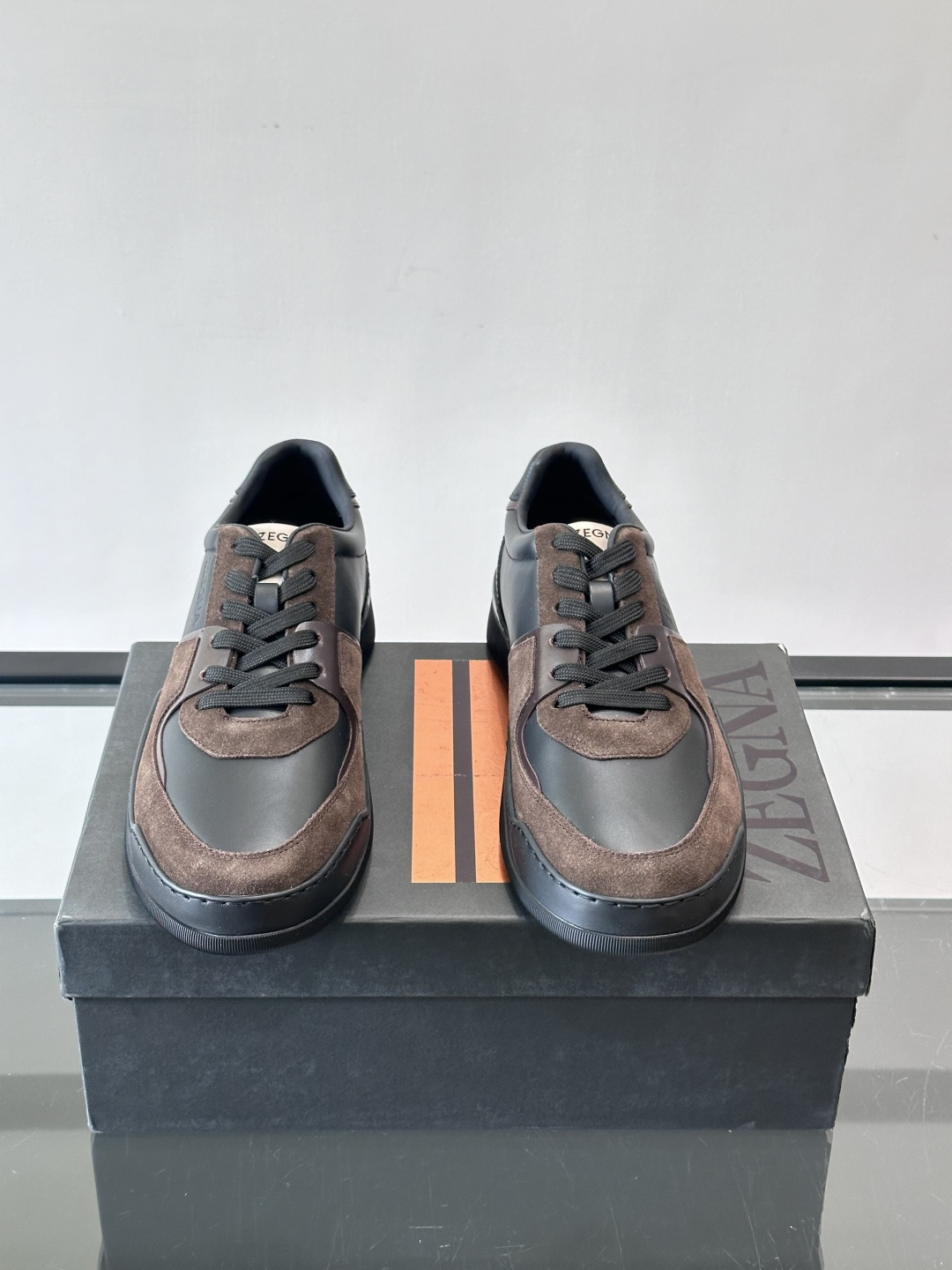 ZEGNA这款低帮男士休闲鞋，皮革➕麂皮拼接，质感层次感满分！鞋面简约，品牌标识低调，日常通勤或休闲都能