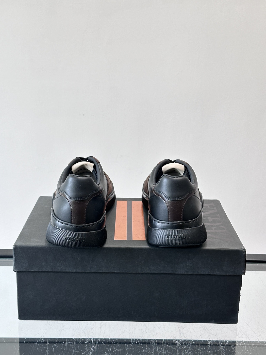 ZEGNA这款低帮男士休闲鞋，皮革➕麂皮拼接，质感层次感满分！鞋面简约，品牌标识低调，日常通勤或休闲都能