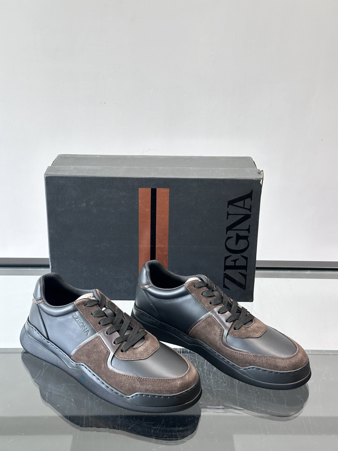 ZEGNA这款低帮男士休闲鞋，皮革➕麂皮拼接，质感层次感满分！鞋面简约，品牌标识低调，日常通勤或休闲都能