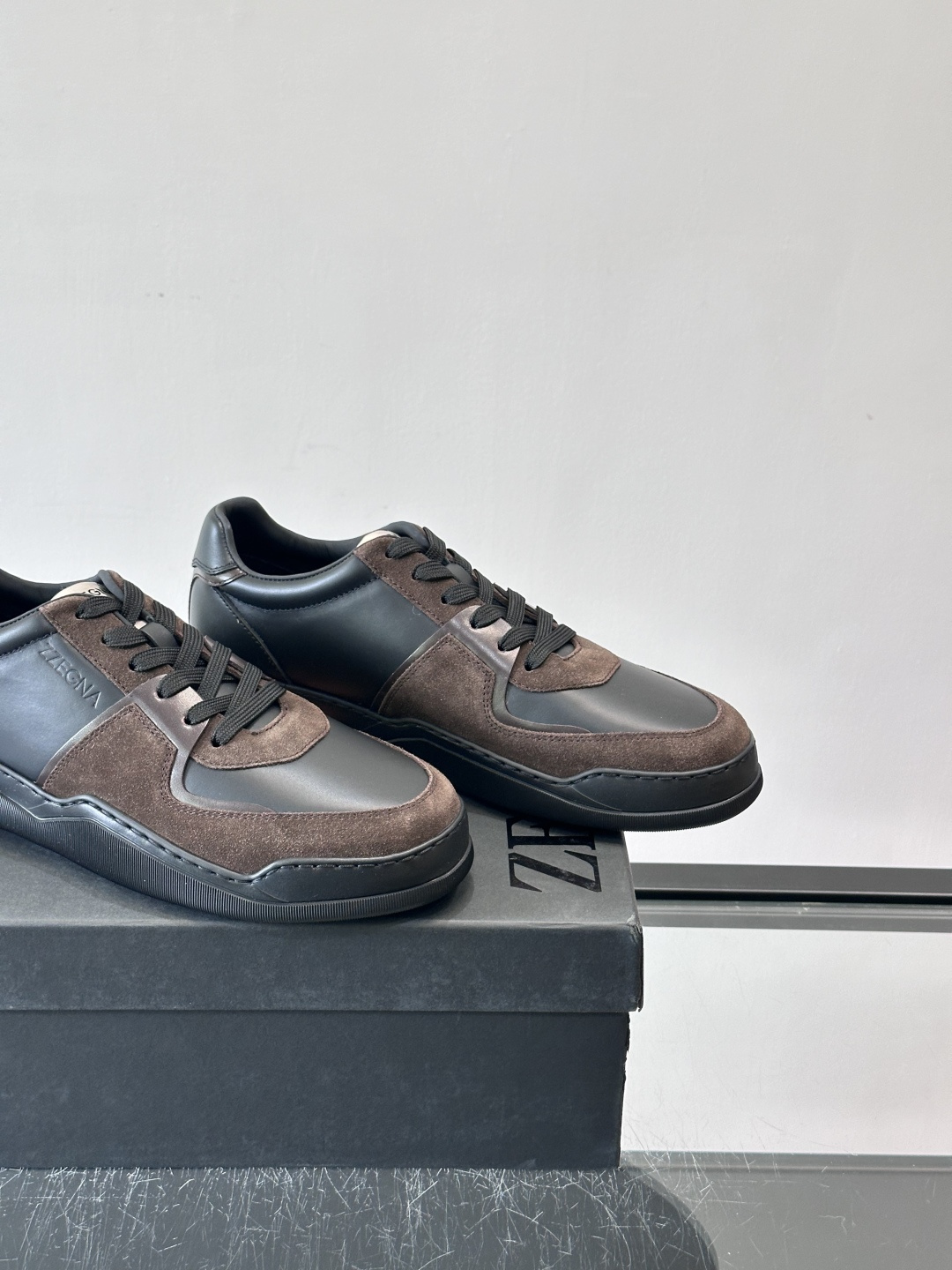 ZEGNA这款低帮男士休闲鞋，皮革➕麂皮拼接，质感层次感满分！鞋面简约，品牌标识低调，日常通勤或休闲都能