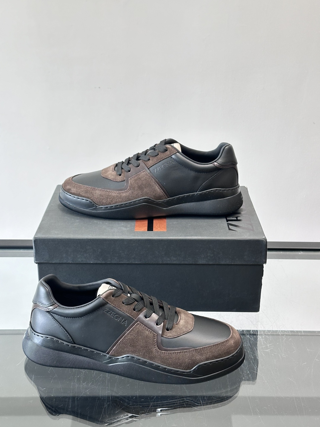 ZEGNA这款低帮男士休闲鞋，皮革➕麂皮拼接，质感层次感满分！鞋面简约，品牌标识低调，日常通勤或休闲都能