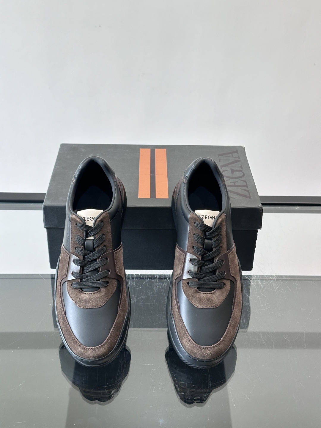ZEGNA这款低帮男士休闲鞋，皮革➕麂皮拼接，质感层次感满分！鞋面简约，品牌标识低调，日常通勤或休闲都能