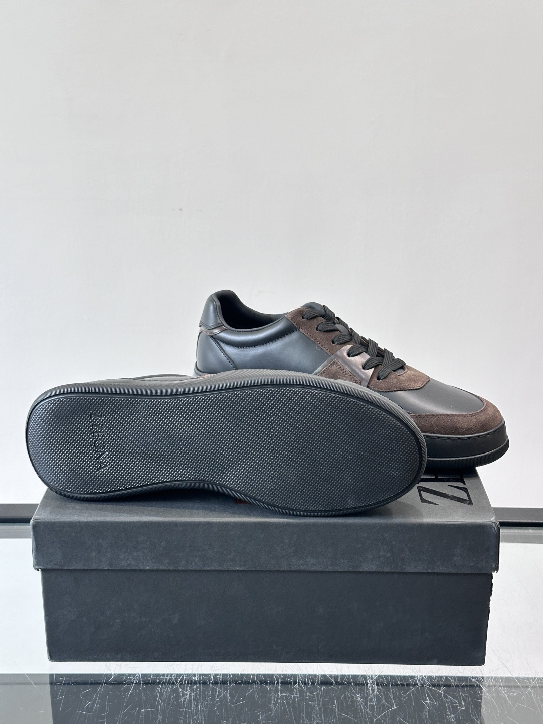 ZEGNA这款低帮男士休闲鞋，皮革➕麂皮拼接，质感层次感满分！鞋面简约，品牌标识低调，日常通勤或休闲都能