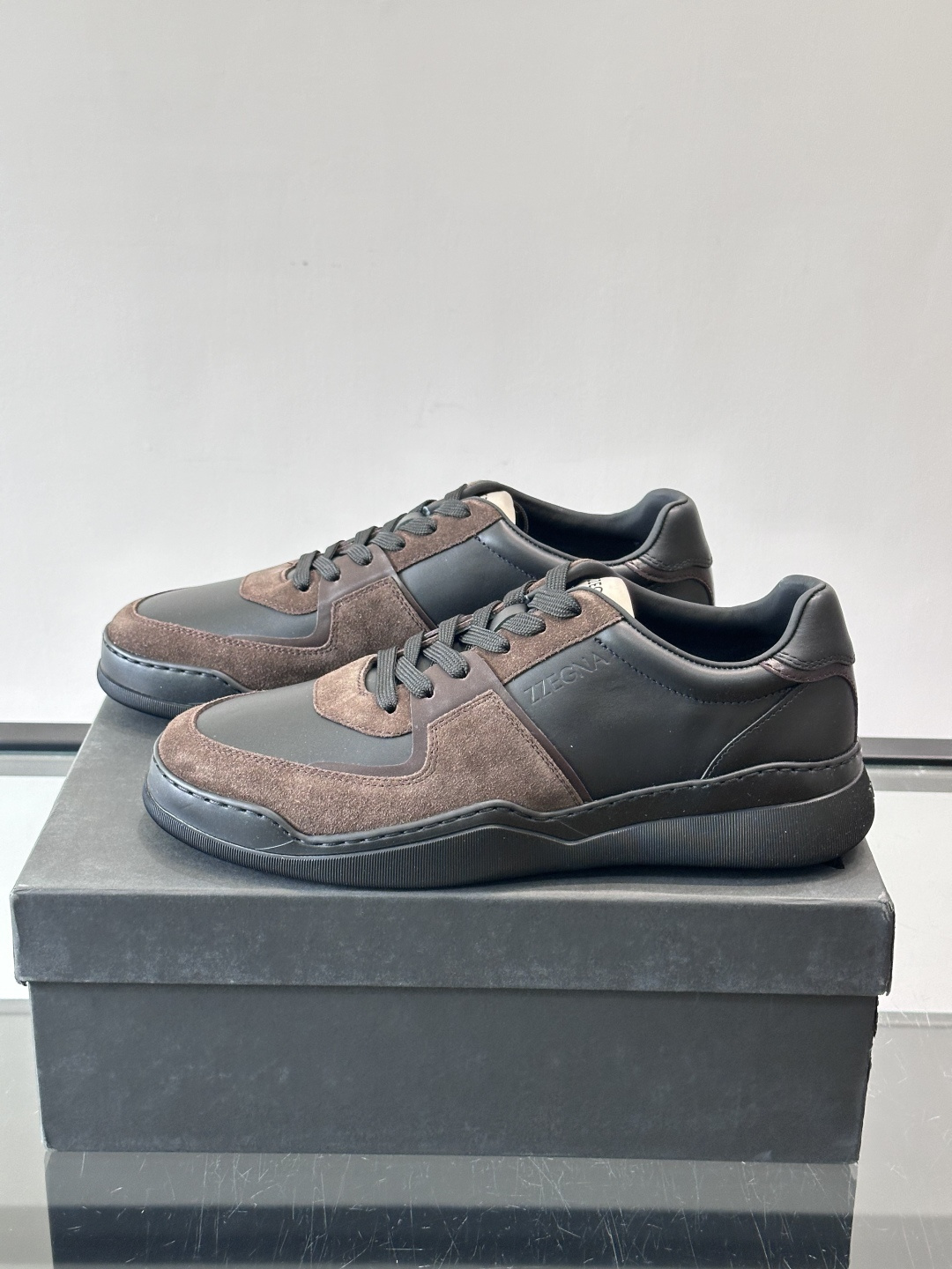 ZEGNA这款低帮男士休闲鞋，皮革➕麂皮拼接，质感层次感满分！鞋面简约，品牌标识低调，日常通勤或休闲都能