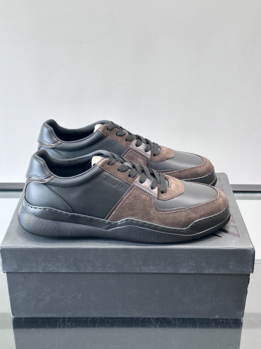 ZEGNA这款低帮男士休闲鞋，皮革➕麂皮拼接，质感层次感满分！鞋面简约，品牌标识低调，日常通勤或休闲都能