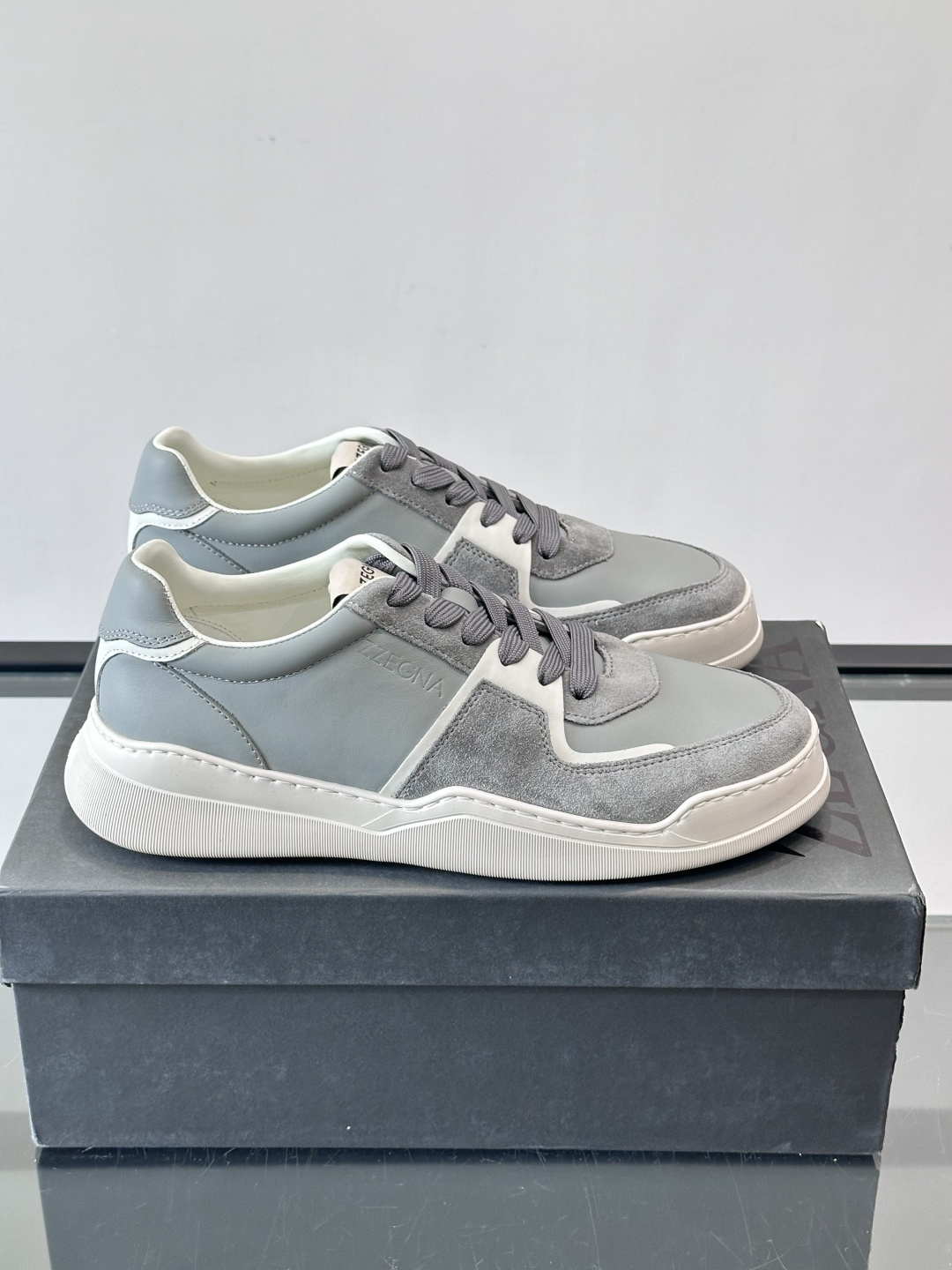 ZEGNA这款低帮男士休闲鞋，皮革➕麂皮拼接，质感层次感满分！鞋面简约，品牌标识低调，日常通勤或休闲都能