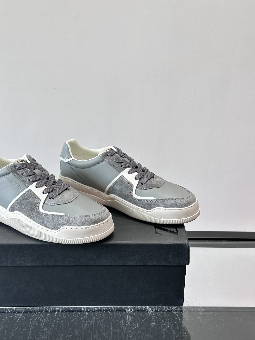 ZEGNA这款低帮男士休闲鞋，皮革➕麂皮拼接，质感层次感满分！鞋面简约，品牌标识低调，日常通勤或休闲都能