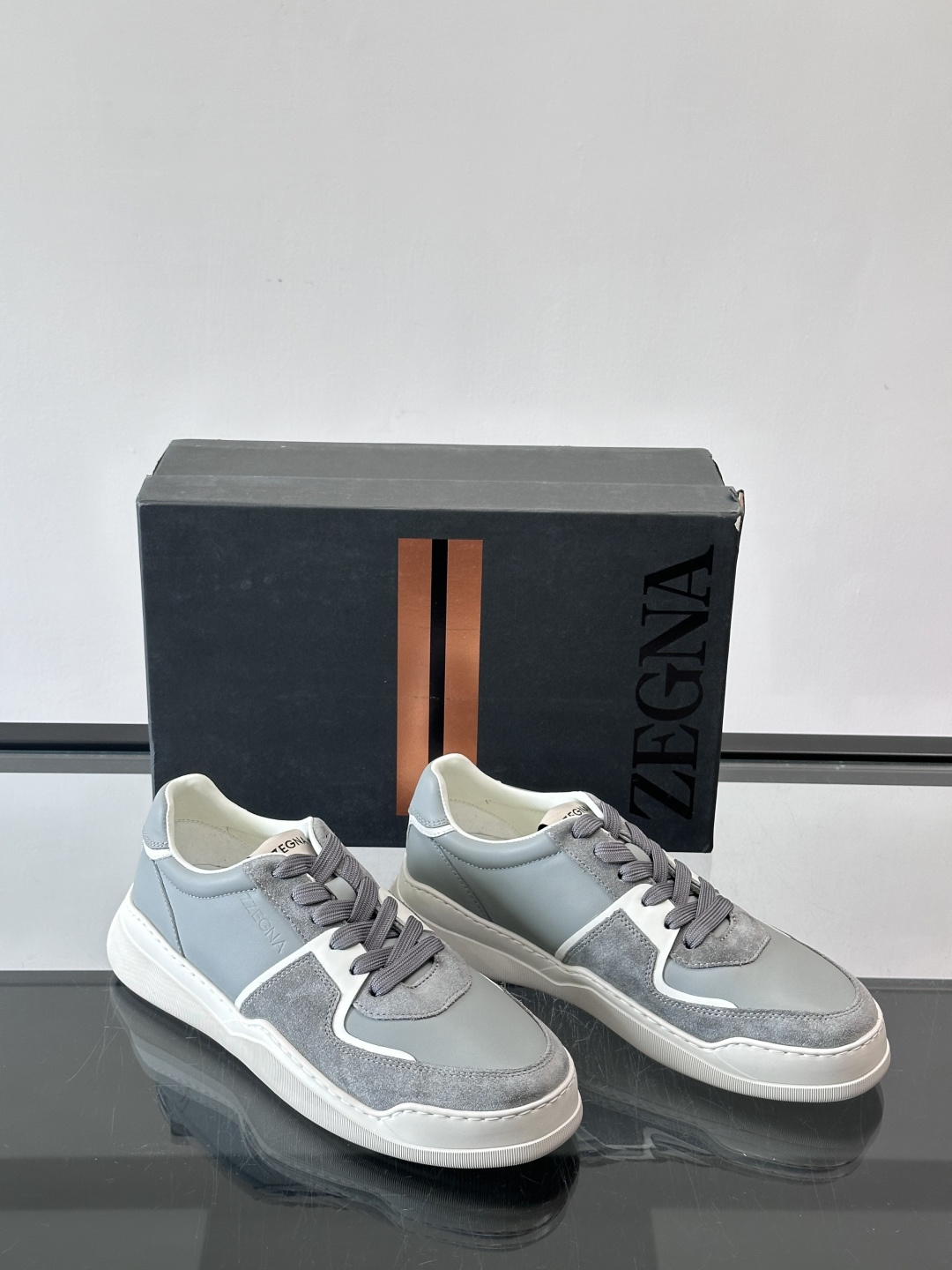 ZEGNA这款低帮男士休闲鞋，皮革➕麂皮拼接，质感层次感满分！鞋面简约，品牌标识低调，日常通勤或休闲都能