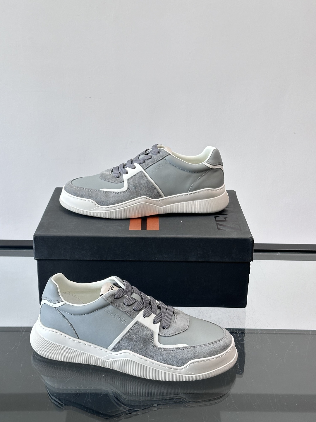 ZEGNA这款低帮男士休闲鞋，皮革➕麂皮拼接，质感层次感满分！鞋面简约，品牌标识低调，日常通勤或休闲都能