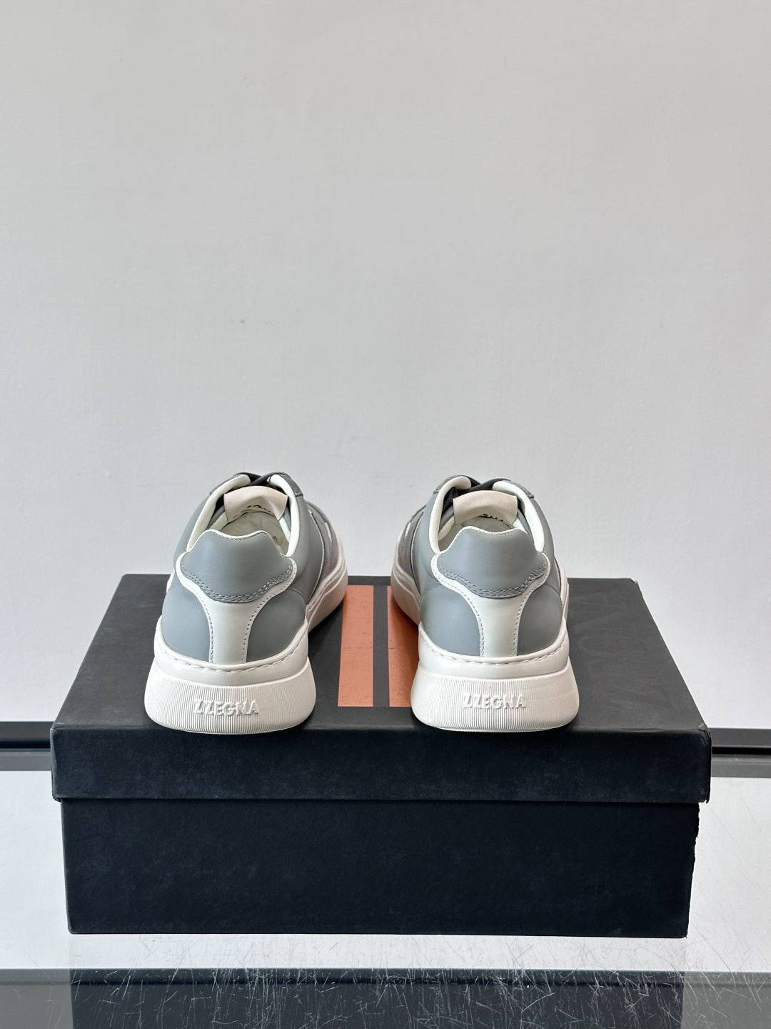 ZEGNA这款低帮男士休闲鞋，皮革➕麂皮拼接，质感层次感满分！鞋面简约，品牌标识低调，日常通勤或休闲都能