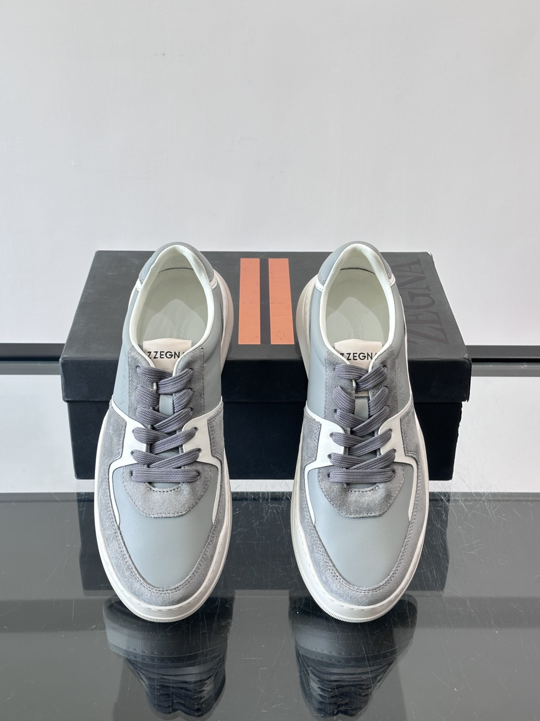 ZEGNA这款低帮男士休闲鞋，皮革➕麂皮拼接，质感层次感满分！鞋面简约，品牌标识低调，日常通勤或休闲都能