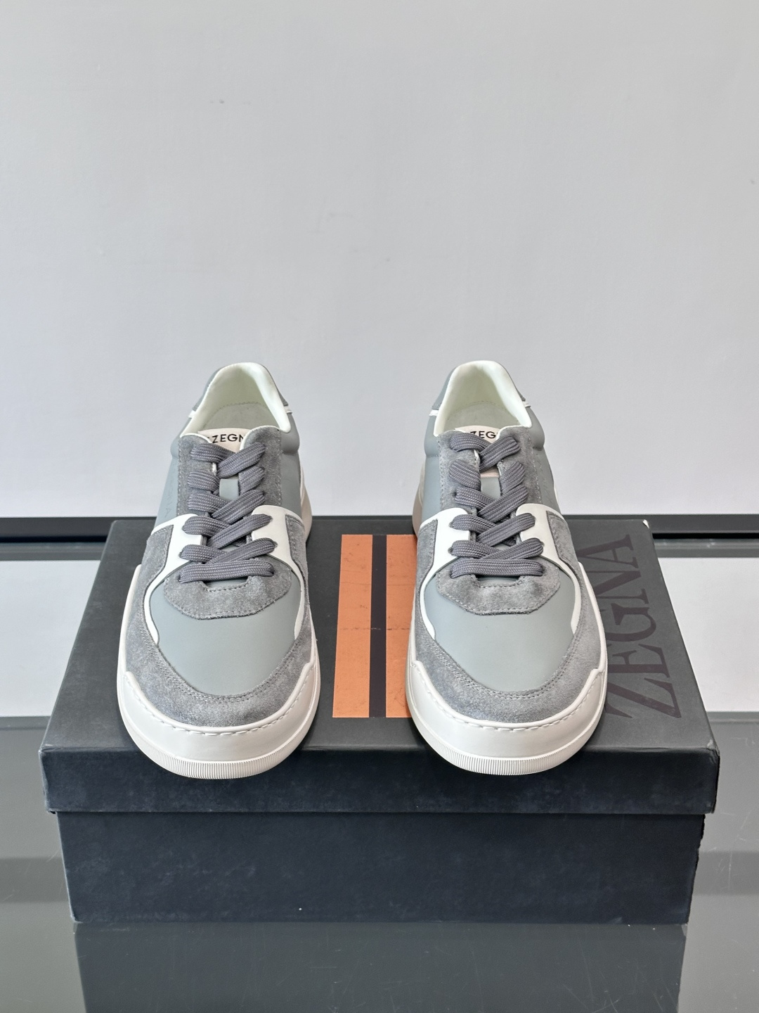 ZEGNA这款低帮男士休闲鞋，皮革➕麂皮拼接，质感层次感满分！鞋面简约，品牌标识低调，日常通勤或休闲都能