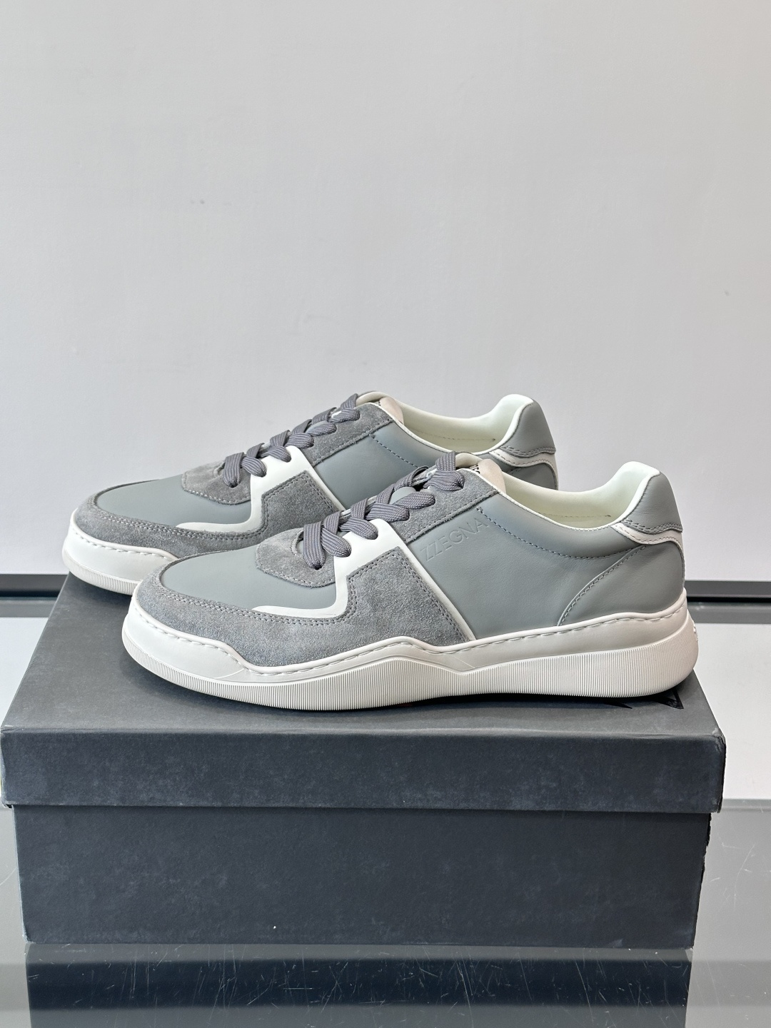 ZEGNA这款低帮男士休闲鞋，皮革➕麂皮拼接，质感层次感满分！鞋面简约，品牌标识低调，日常通勤或休闲都能