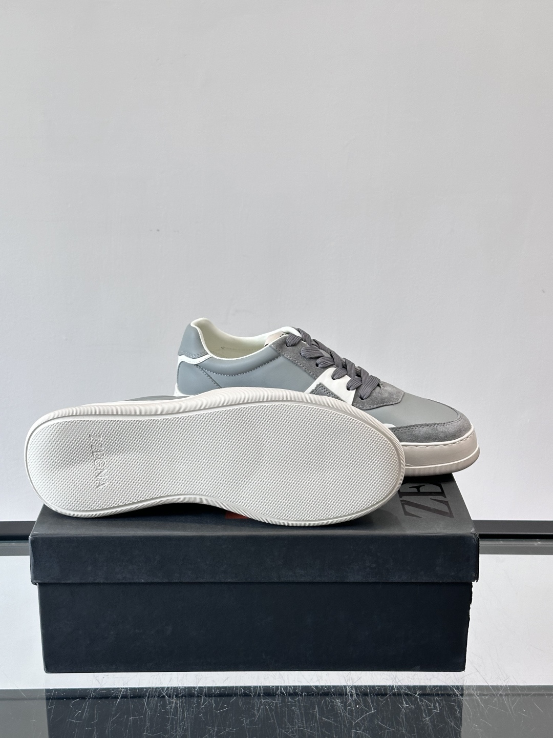 ZEGNA这款低帮男士休闲鞋，皮革➕麂皮拼接，质感层次感满分！鞋面简约，品牌标识低调，日常通勤或休闲都能