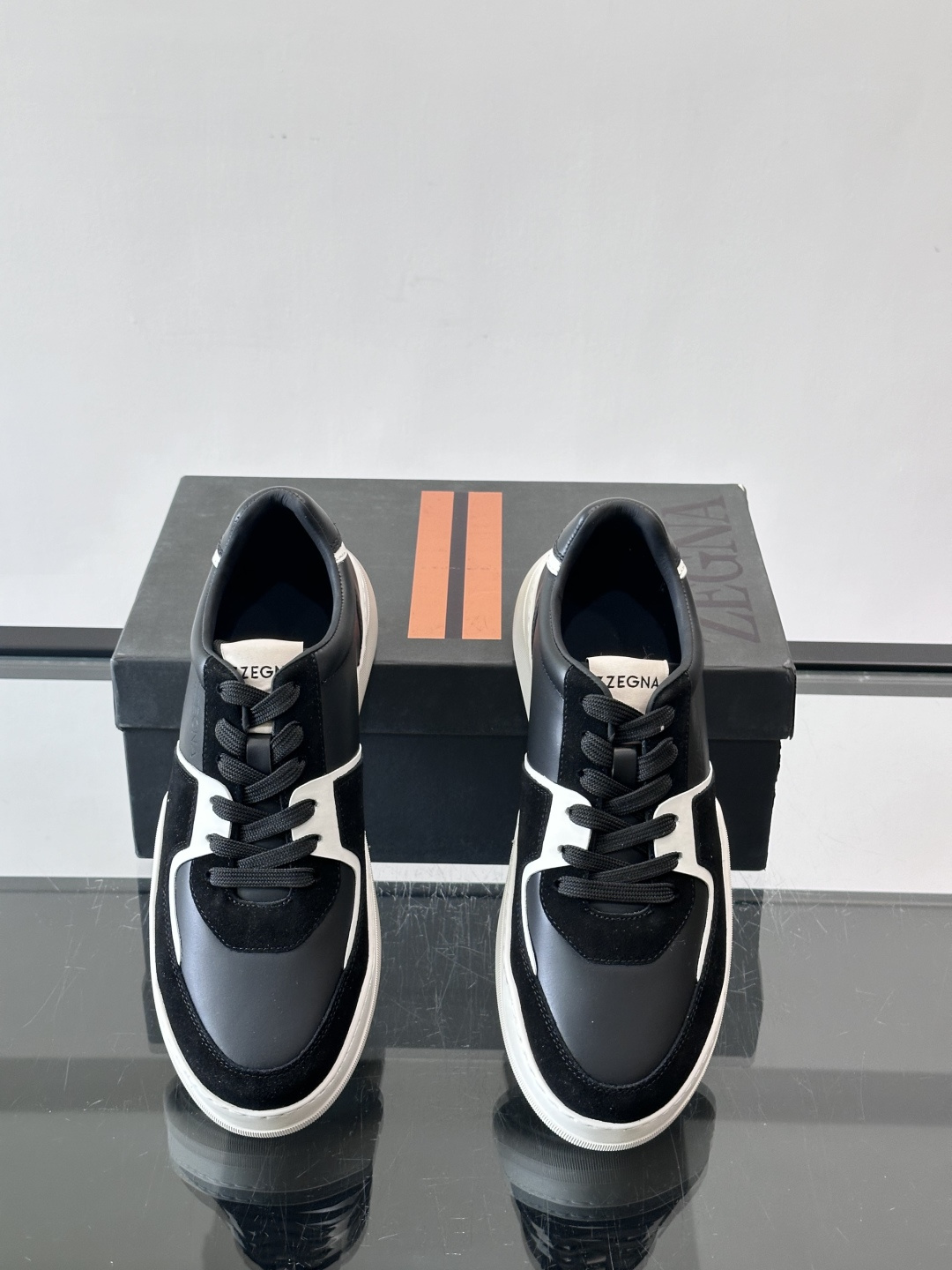 ZEGNA这款低帮男士休闲鞋，皮革➕麂皮拼接，质感层次感满分！鞋面简约，品牌标识低调，日常通勤或休闲都能