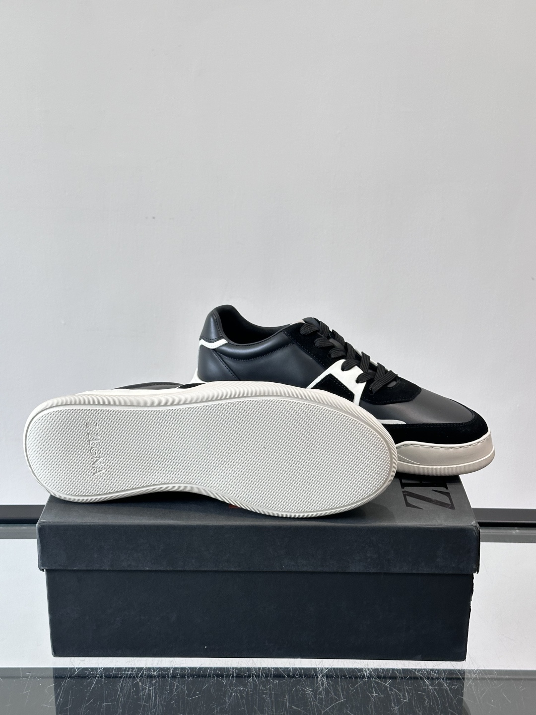 ZEGNA这款低帮男士休闲鞋，皮革➕麂皮拼接，质感层次感满分！鞋面简约，品牌标识低调，日常通勤或休闲都能