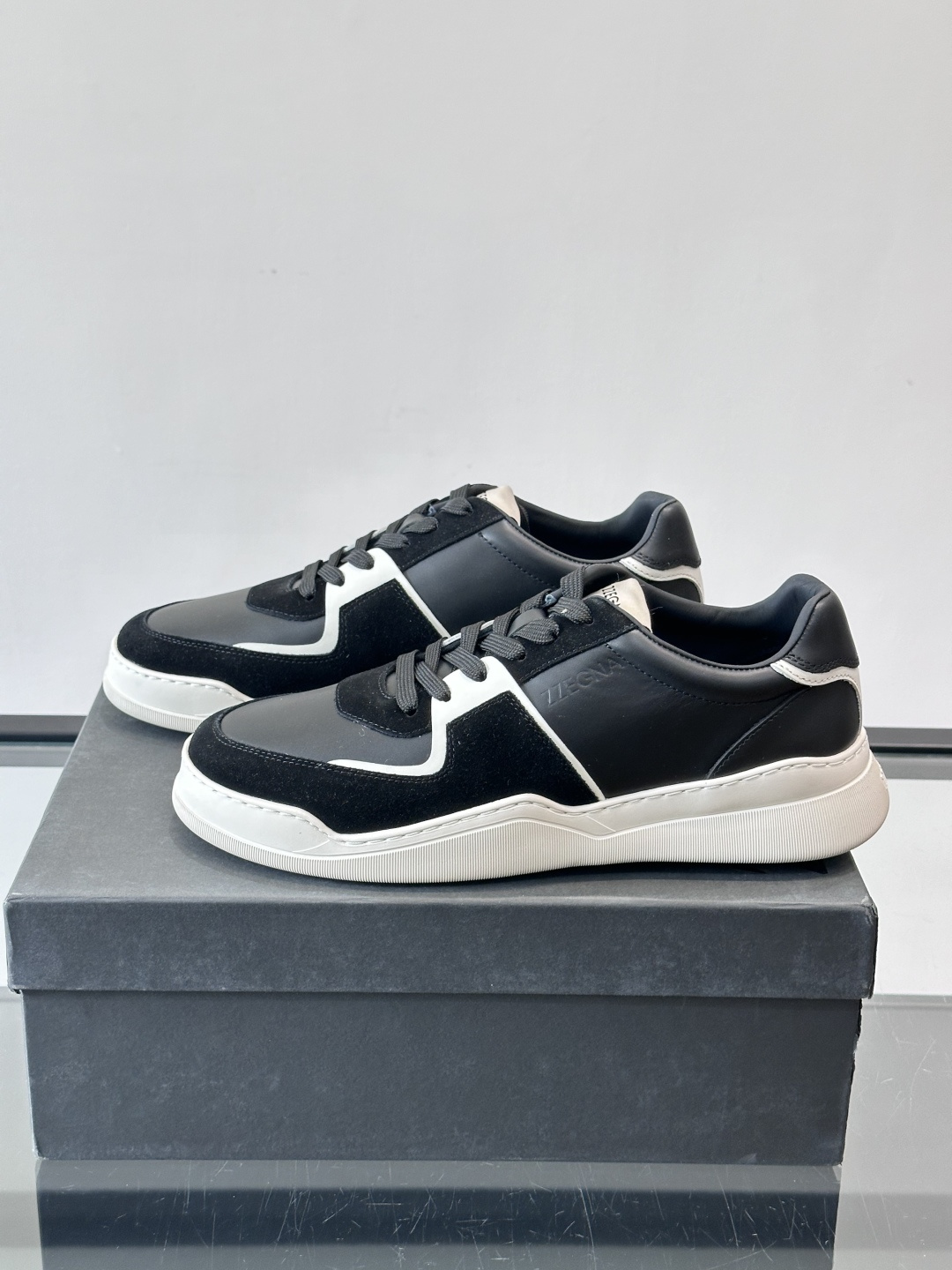 ZEGNA这款低帮男士休闲鞋，皮革➕麂皮拼接，质感层次感满分！鞋面简约，品牌标识低调，日常通勤或休闲都能