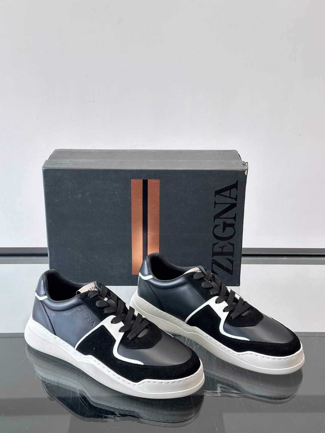 ZEGNA这款低帮男士休闲鞋，皮革➕麂皮拼接，质感层次感满分！鞋面简约，品牌标识低调，日常通勤或休闲都能