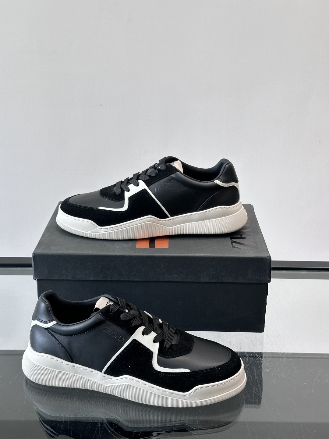 ZEGNA这款低帮男士休闲鞋，皮革➕麂皮拼接，质感层次感满分！鞋面简约，品牌标识低调，日常通勤或休闲都能