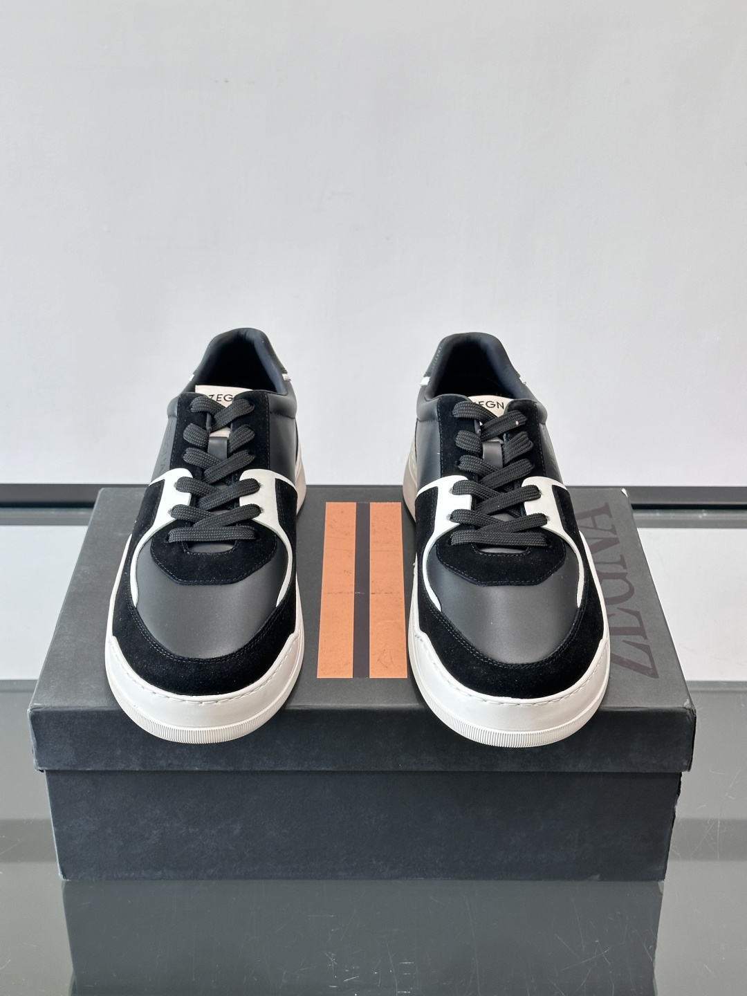 ZEGNA这款低帮男士休闲鞋，皮革➕麂皮拼接，质感层次感满分！鞋面简约，品牌标识低调，日常通勤或休闲都能