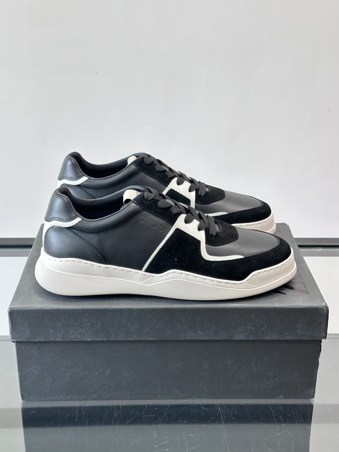 ZEGNA这款低帮男士休闲鞋，皮革➕麂皮拼接，质感层次感满分！鞋面简约，品牌标识低调，日常通勤或休闲都能