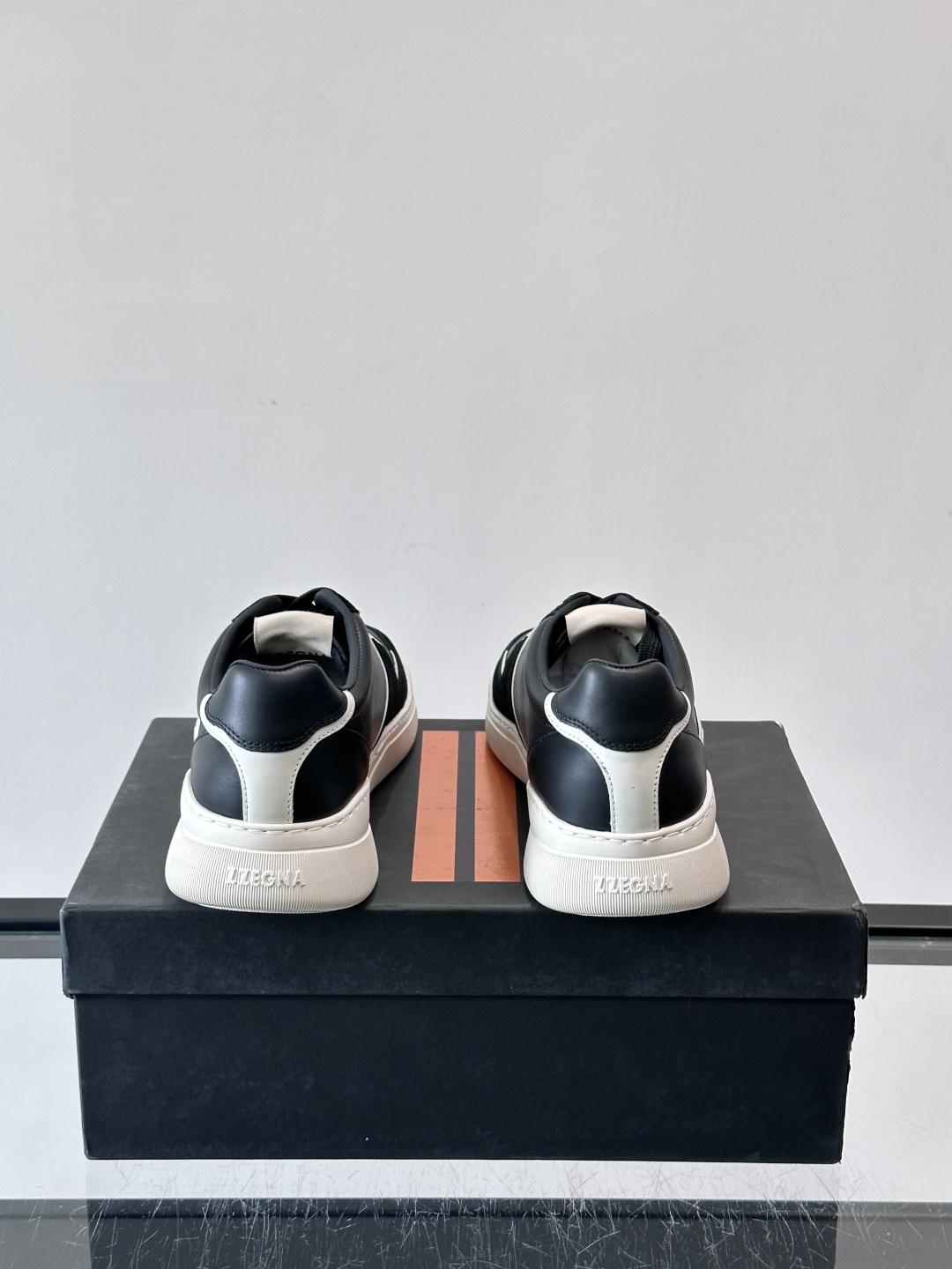 ZEGNA这款低帮男士休闲鞋，皮革➕麂皮拼接，质感层次感满分！鞋面简约，品牌标识低调，日常通勤或休闲都能