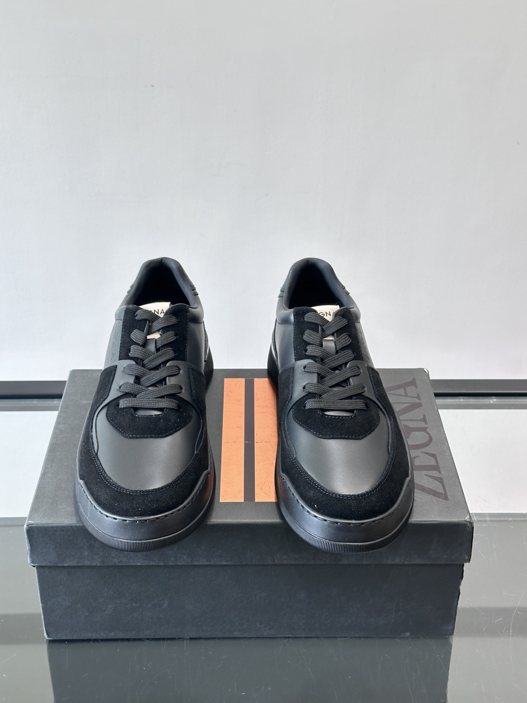 ZEGNA这款低帮男士休闲鞋，皮革➕麂皮拼接，质感层次感满分！鞋面简约，品牌标识低调，日常通勤或休闲都能