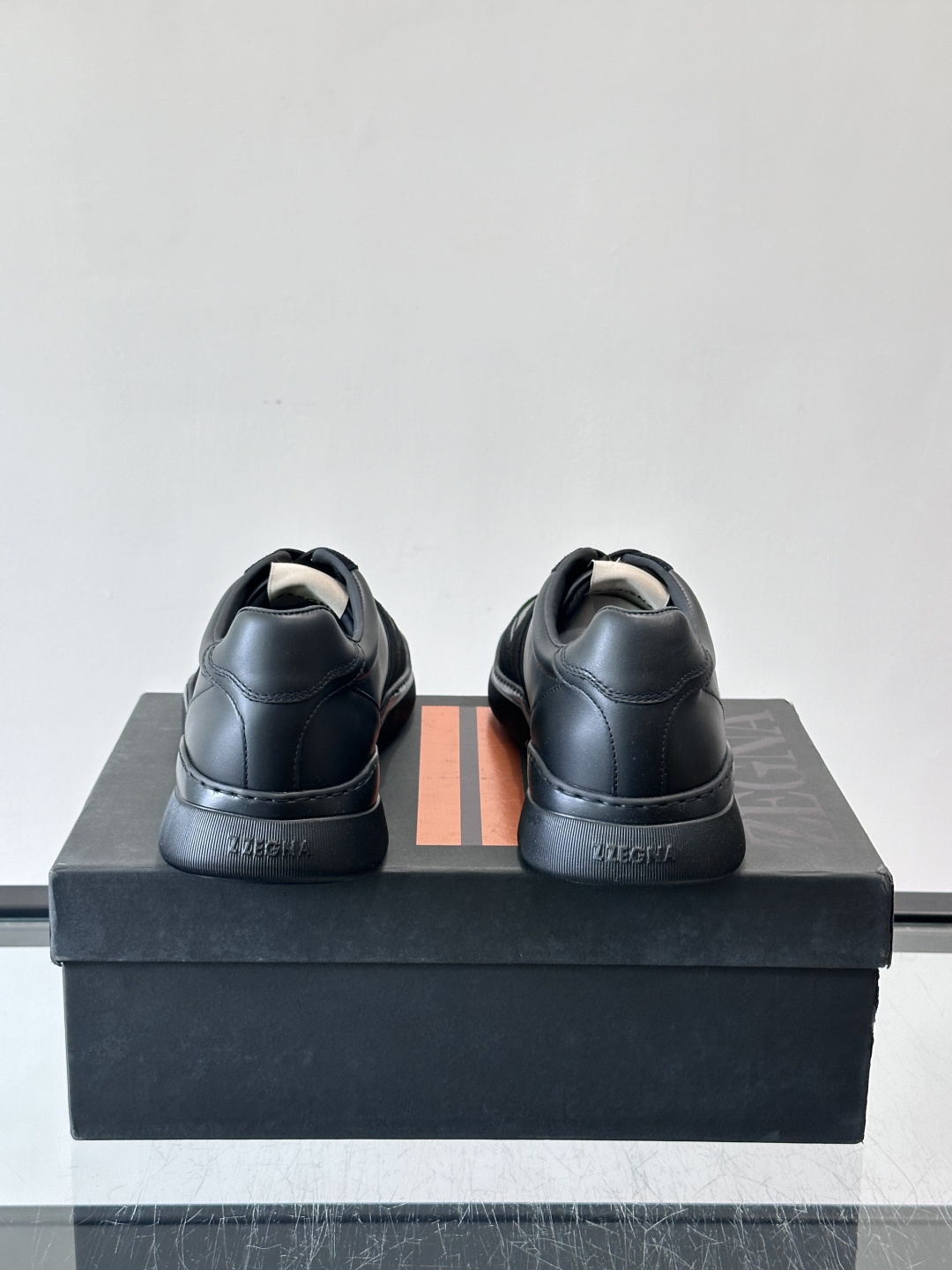 ZEGNA这款低帮男士休闲鞋，皮革➕麂皮拼接，质感层次感满分！鞋面简约，品牌标识低调，日常通勤或休闲都能