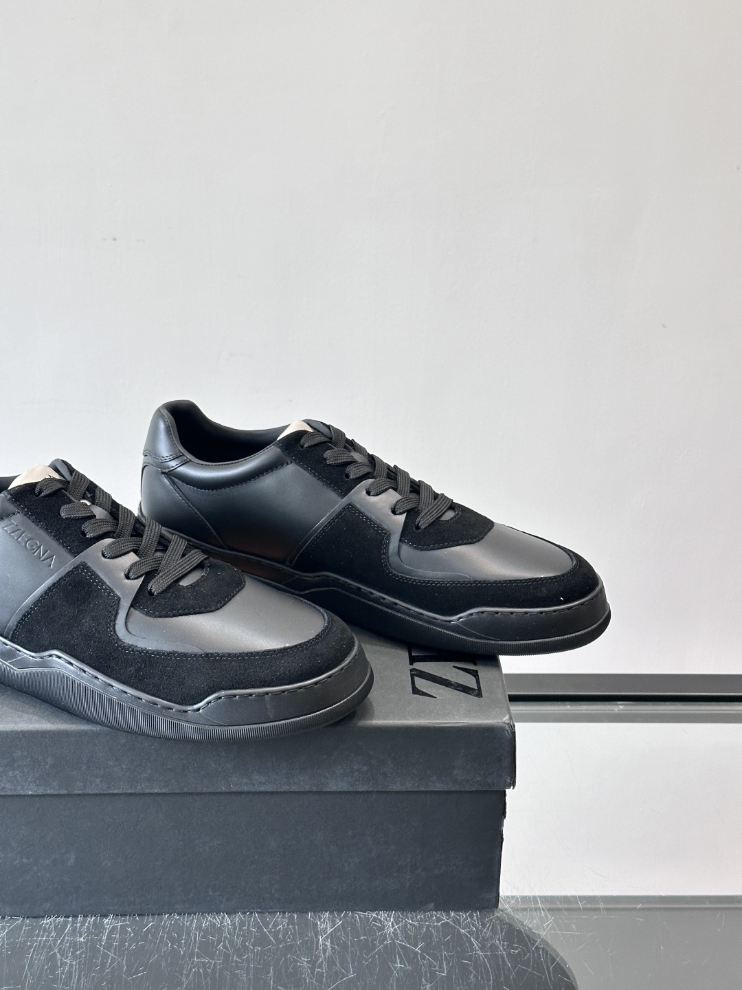 ZEGNA这款低帮男士休闲鞋，皮革➕麂皮拼接，质感层次感满分！鞋面简约，品牌标识低调，日常通勤或休闲都能