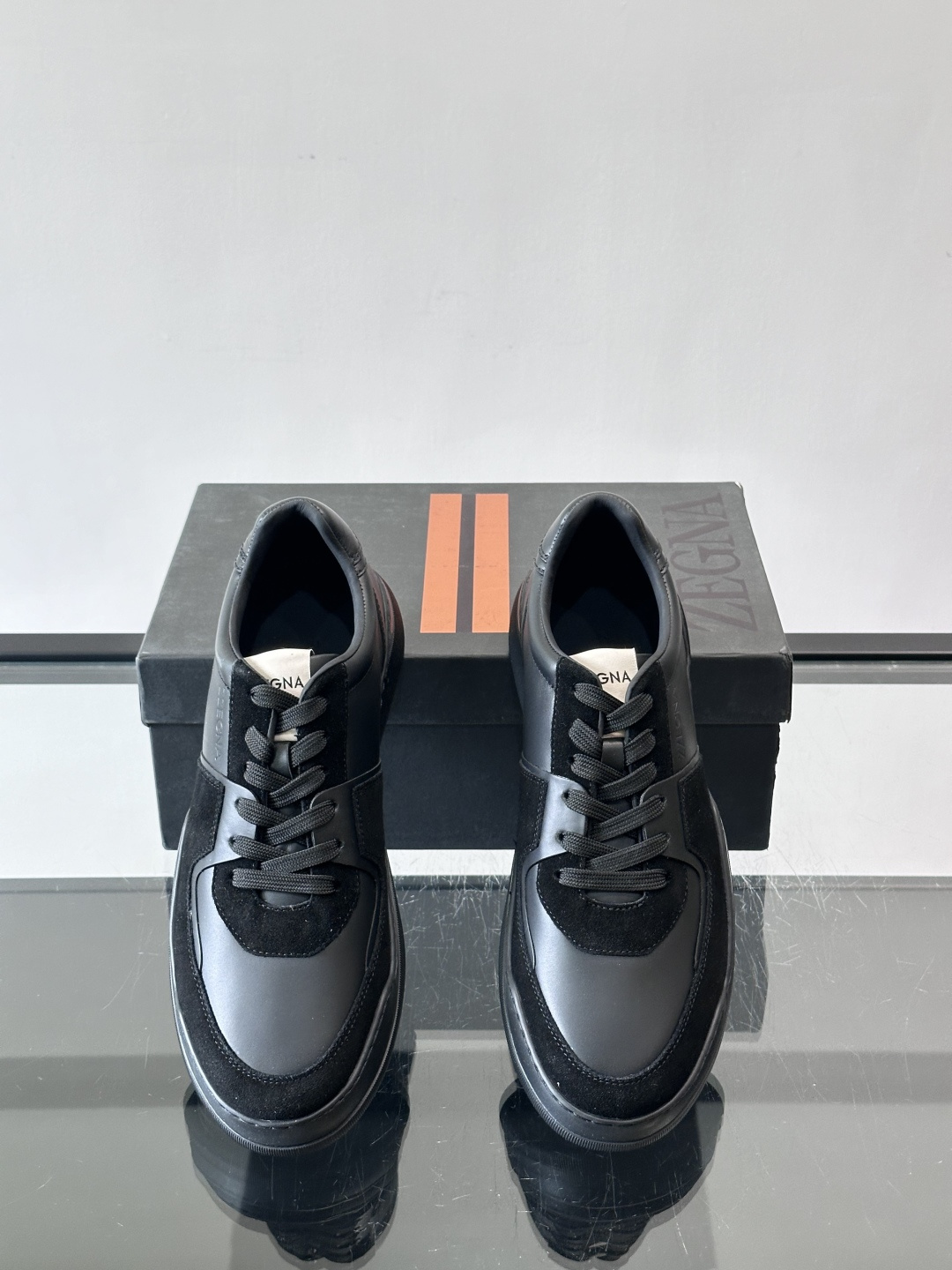 ZEGNA这款低帮男士休闲鞋，皮革➕麂皮拼接，质感层次感满分！鞋面简约，品牌标识低调，日常通勤或休闲都能