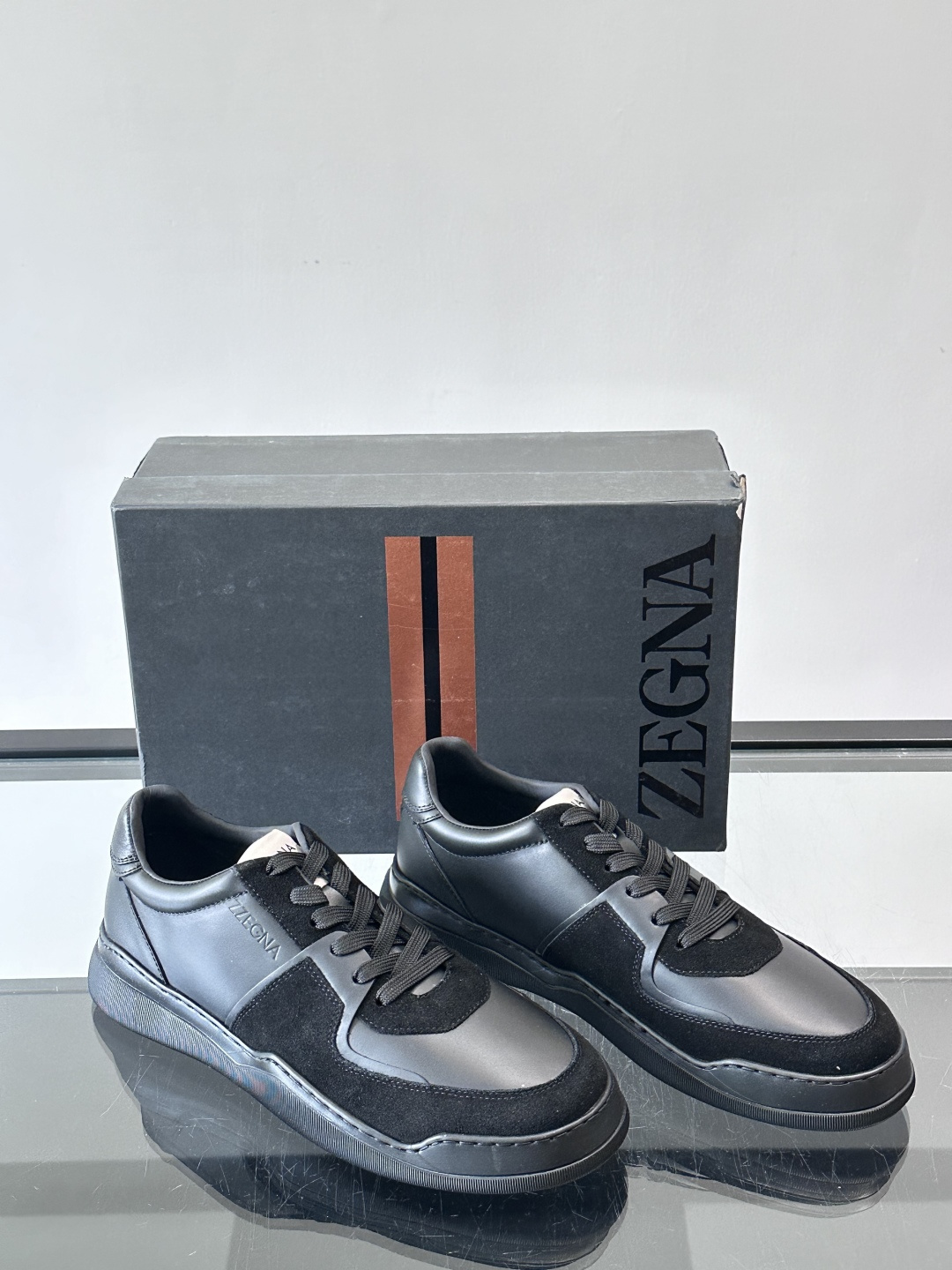 ZEGNA这款低帮男士休闲鞋，皮革➕麂皮拼接，质感层次感满分！鞋面简约，品牌标识低调，日常通勤或休闲都能