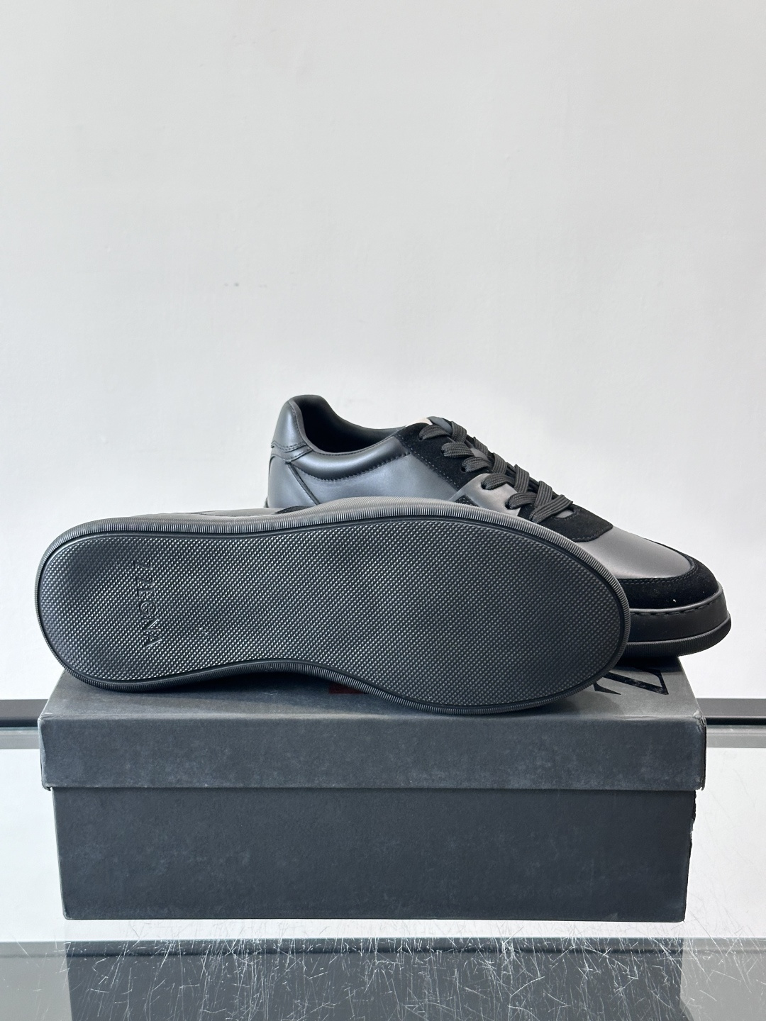 ZEGNA这款低帮男士休闲鞋，皮革➕麂皮拼接，质感层次感满分！鞋面简约，品牌标识低调，日常通勤或休闲都能