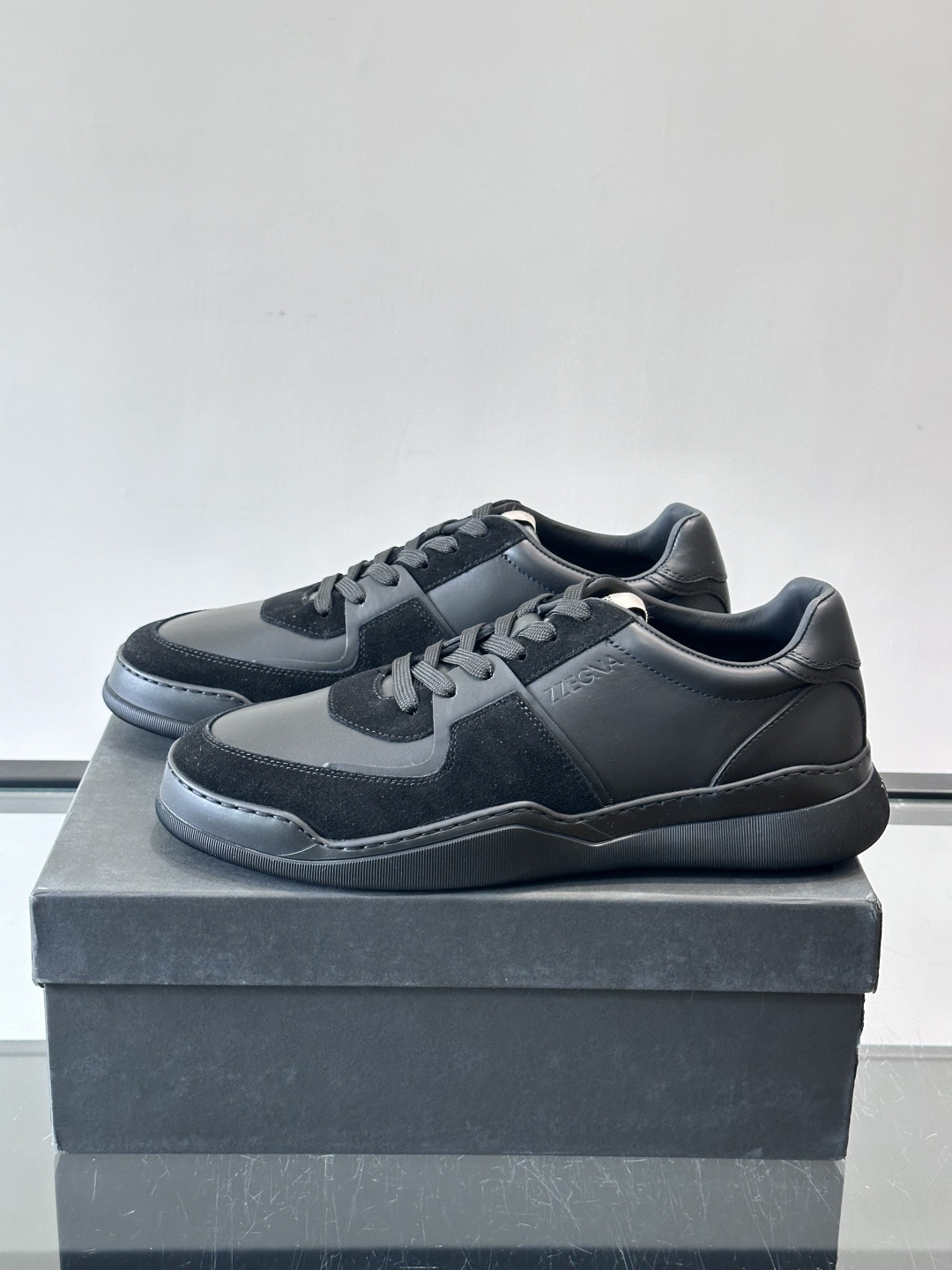 ZEGNA这款低帮男士休闲鞋，皮革➕麂皮拼接，质感层次感满分！鞋面简约，品牌标识低调，日常通勤或休闲都能